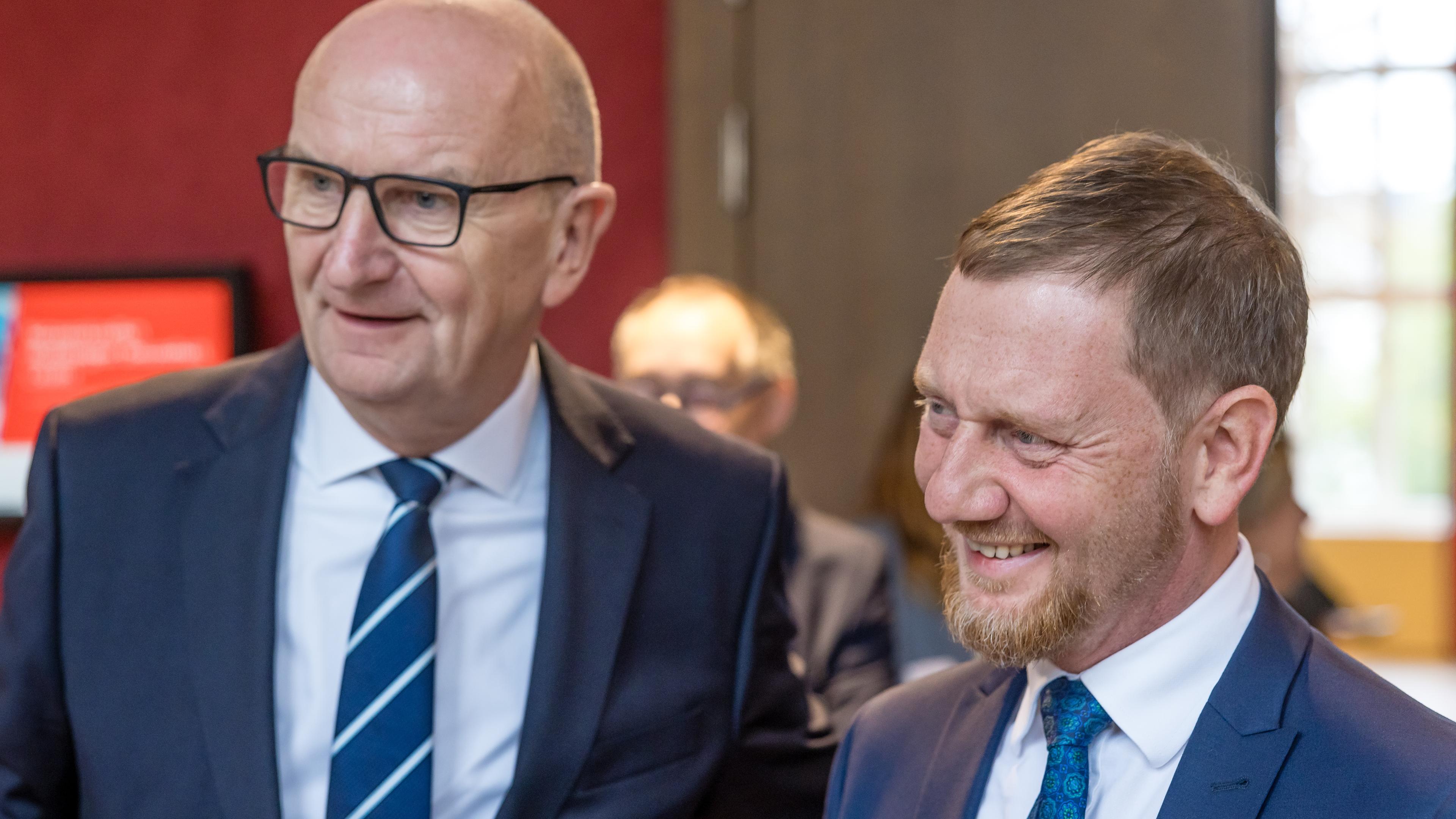 Michael Kretschmer und Dietmar Woidke kommen zu einem Pressegespräch vor dem länderübergreifenden Netzwerktreffen der Modellregion Gesundheit Lausitz.