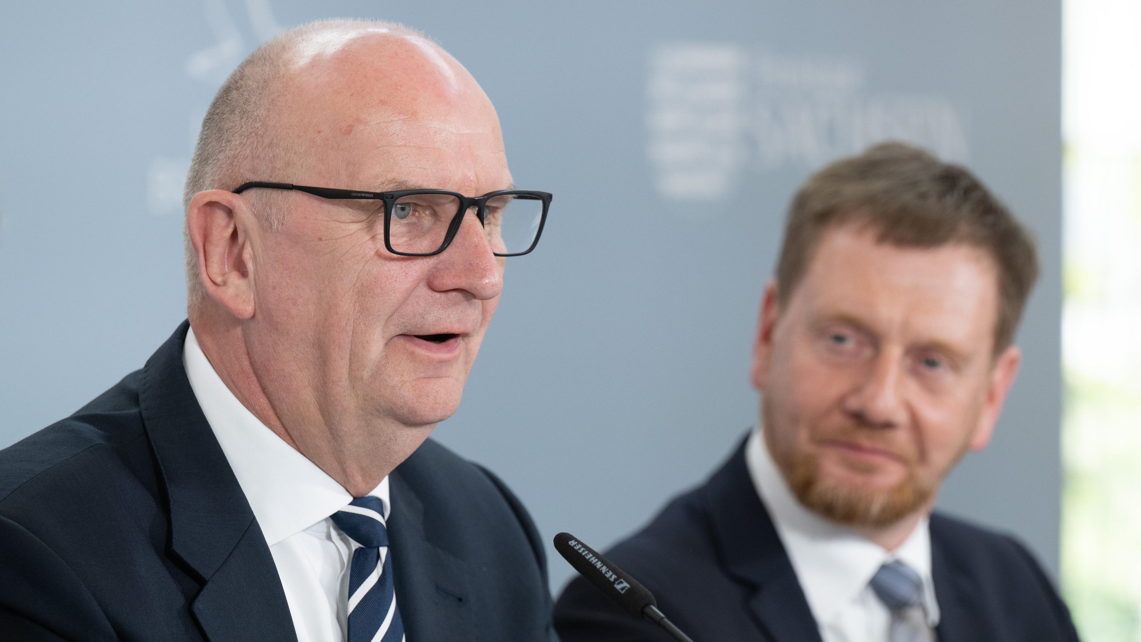 Michael Kretschmer und Dietmar Woidke nehmen nach einer bilateralen Kabinettssitzung im Kraftwerk Boxberg an einer Pressekonferenz teil.