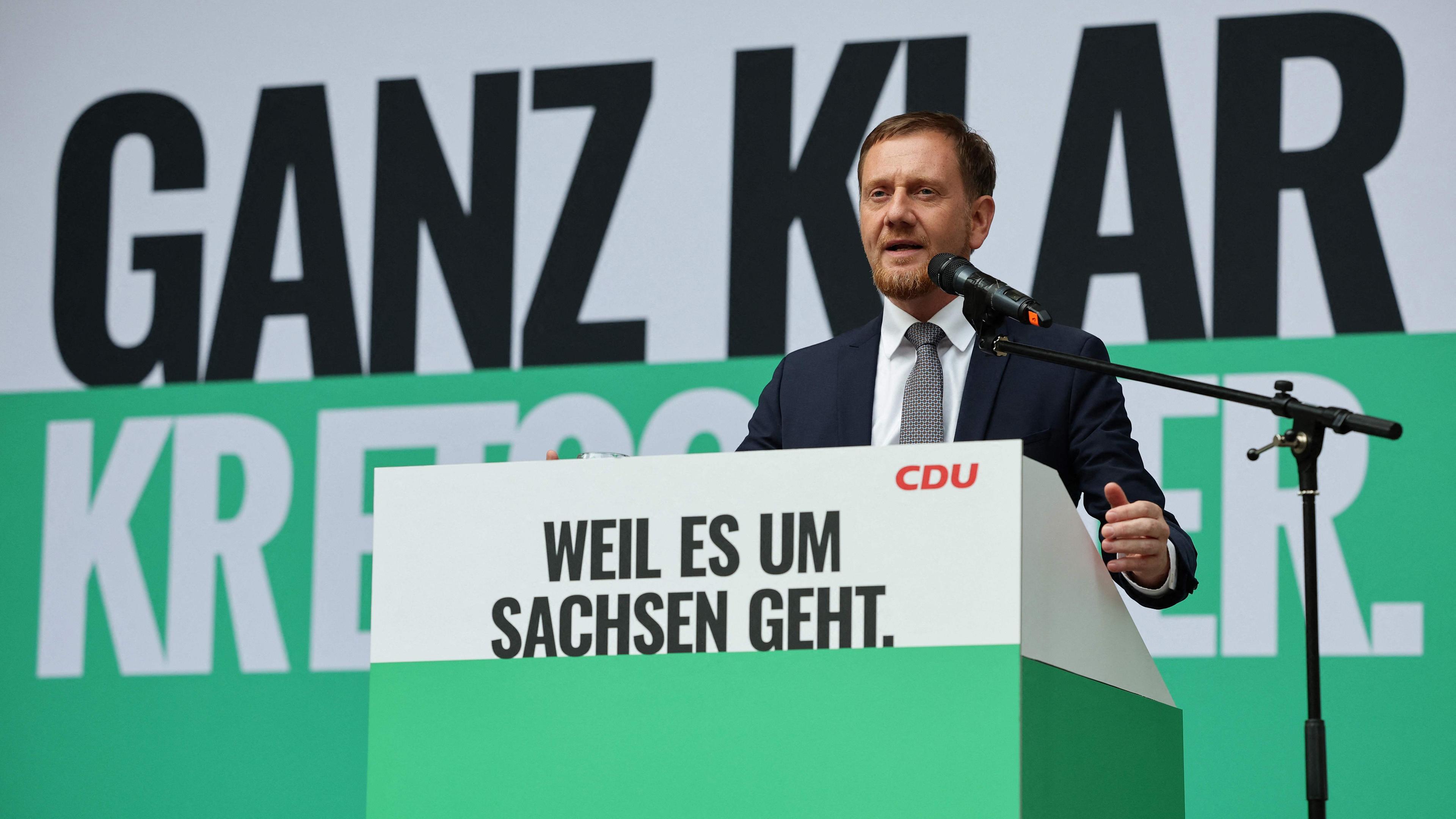 Michael Kretschmer steht auf einem Podest und hält eine Wahlkampfrede