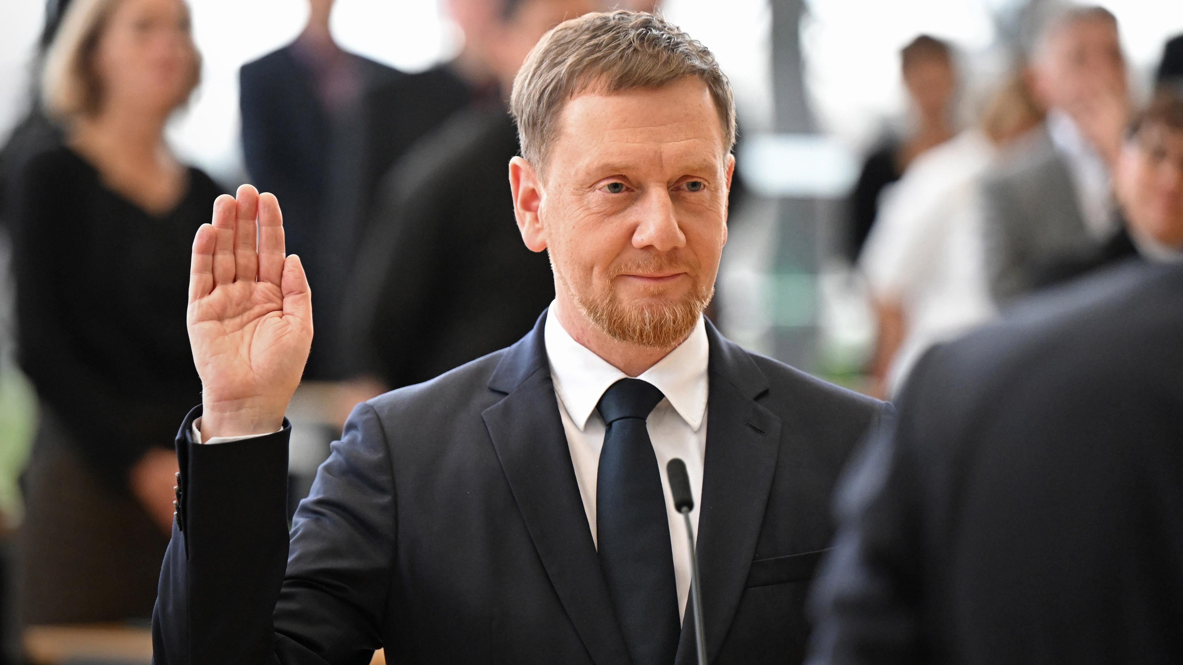 Michael Kretschmer (CDU) legt nach der Wahl zum Ministerpräsidenten von Sachsen im Plenarsaal im Sächsischen Landtag dem Amtseid ab, aufgenommen am 18.12.2024 in 