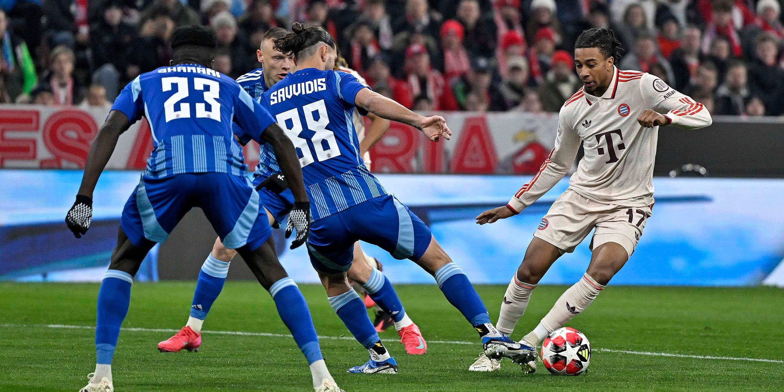 Sharani Zuberu (Slovan Bratislava), Kyriakos Savvidis (Slovan Bratislava) gegen Michael Olise (FC Bayern München).