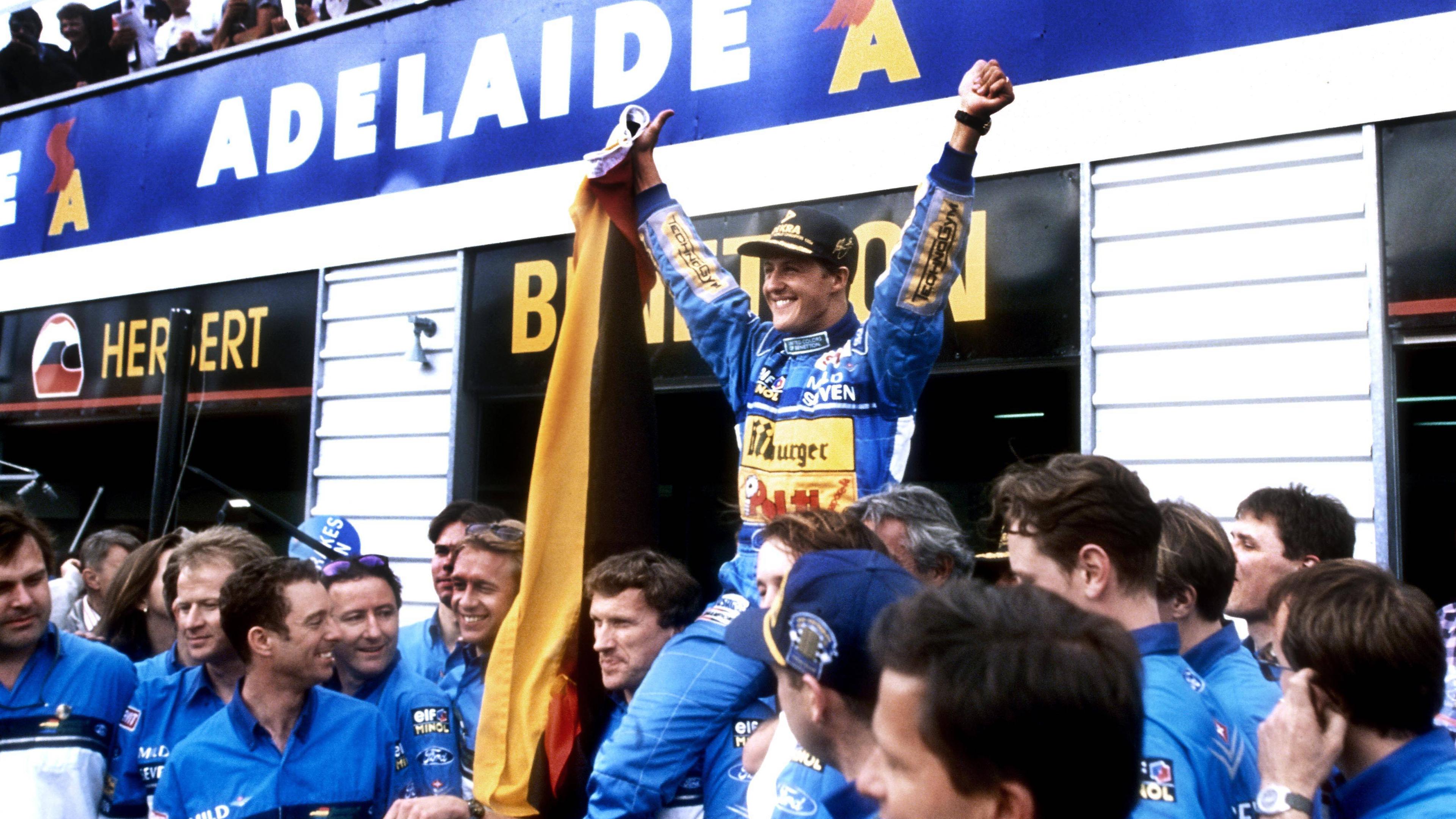 13. November 1994: Michael Schumacher bejubelt beim GP von Australien in Adelaide seinen 1. WM-Titel