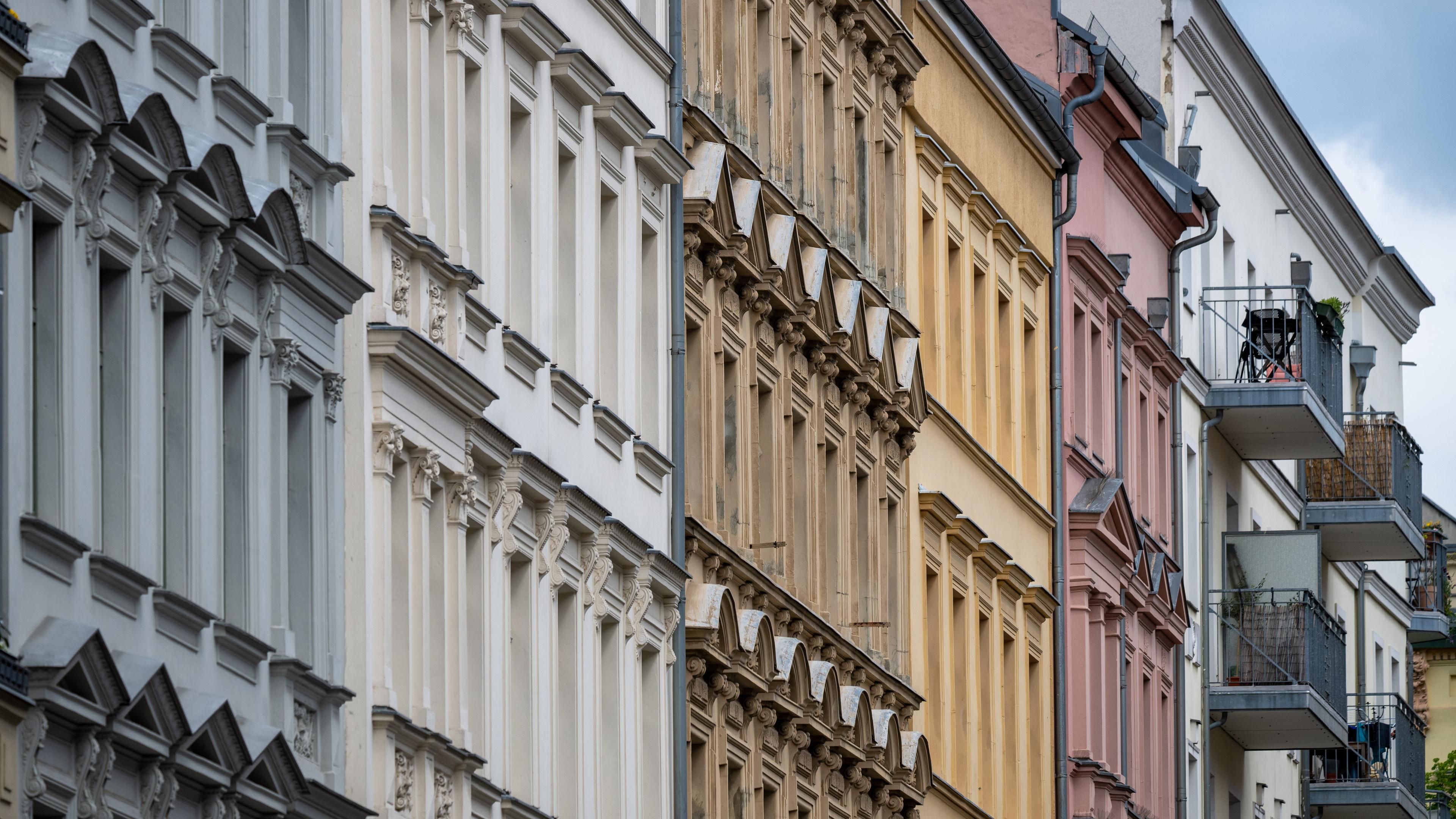 Berlin: Blick auf sanierte Fassaden der Altbauwohnungen im Berliner Bezirk Prenzlauer Berg.