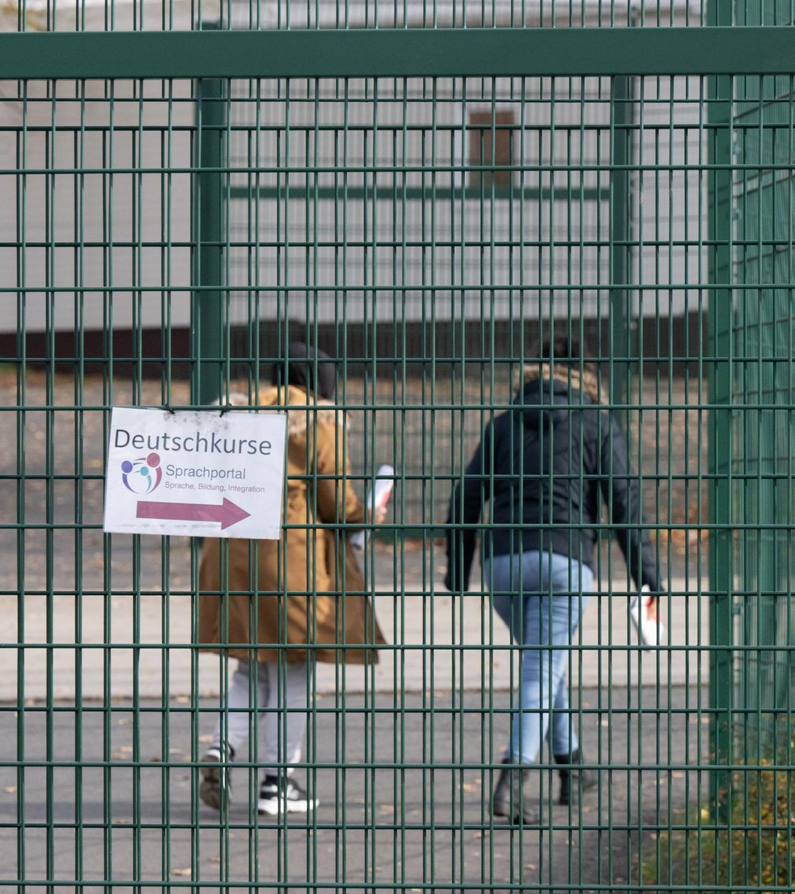 Archiv: Flüchtlinge gehen in der Erstaufnahmeeinrichtung (HEAE) in Gießen zu einem Deutschkurs.