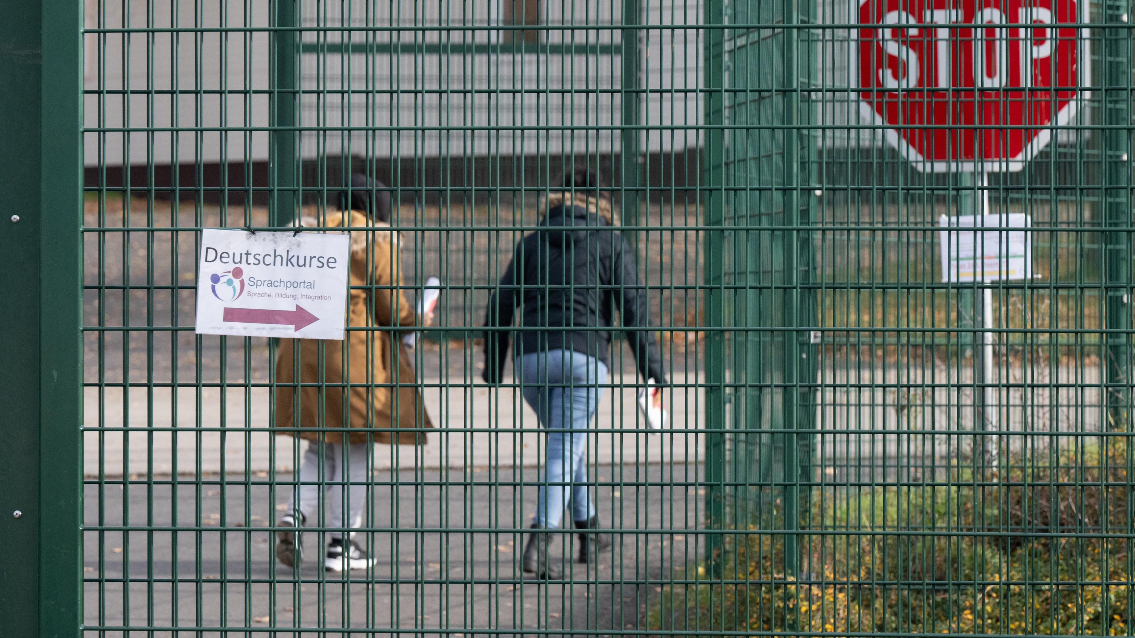 Archiv: Flüchtlinge gehen in der Erstaufnahmeeinrichtung (HEAE) in Gießen zu einem Deutschkurs.