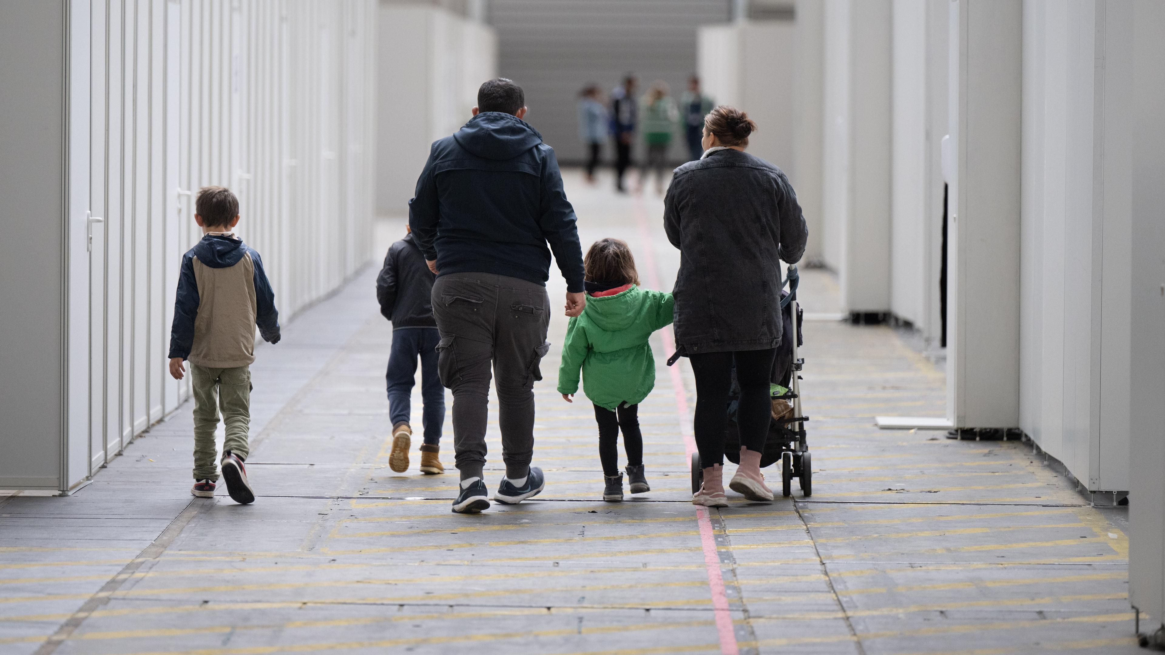 Geflüchtete in Frankfurter Messehalle