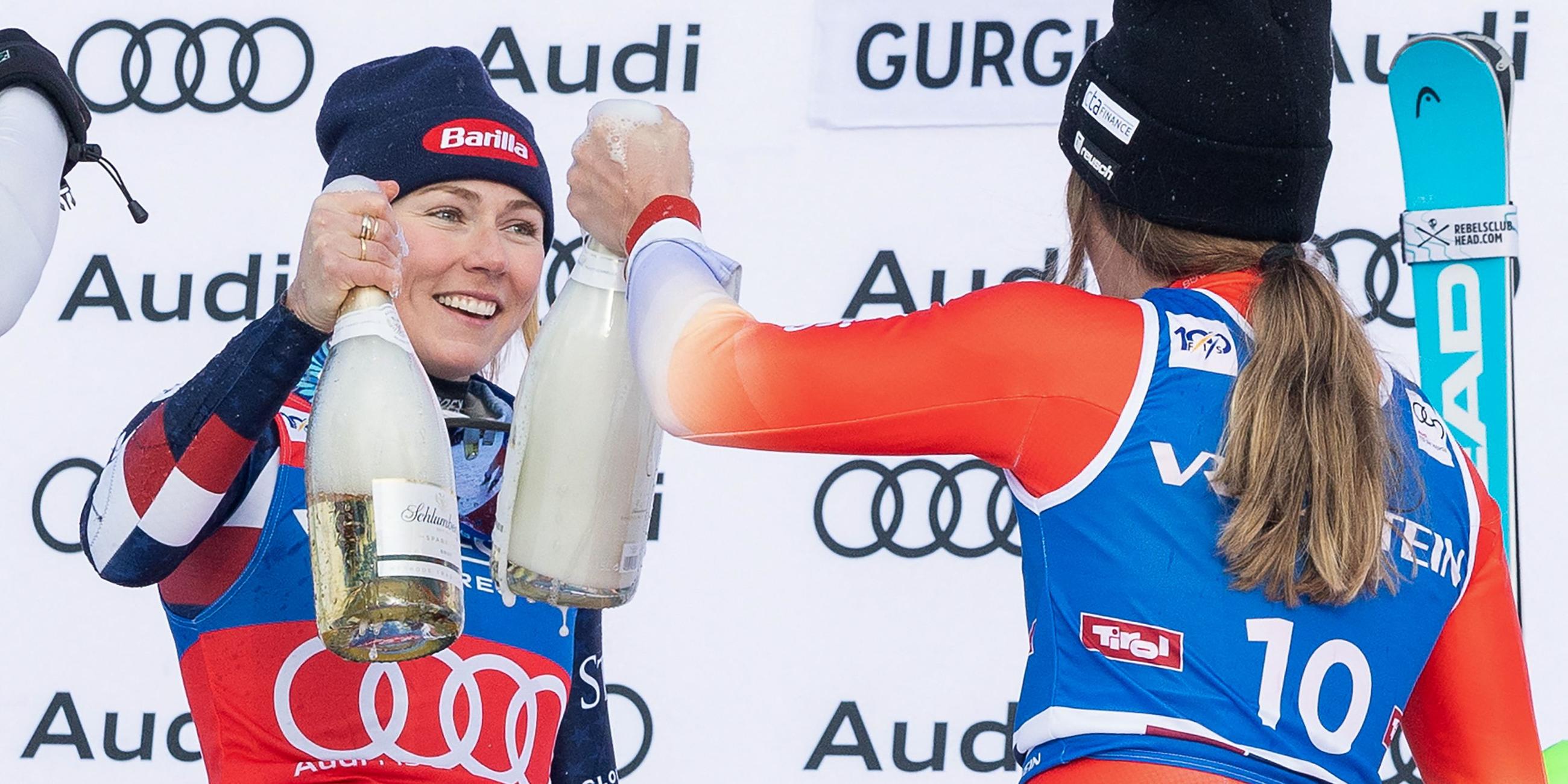 Die Siegerin Mikaela Shiffrin (links) aus den USA feiert auf dem Podium mit der drittplatzierten Schweizerin Camille Rast nach dem Slalomrennen der Damen beim FIS Alpinen Ski-Weltcup in Hochgurgl,