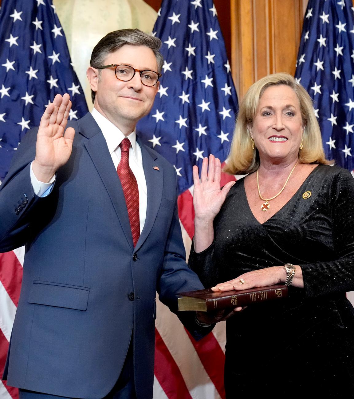 Mike Johnson posiert mit der Republikanerin Ann Wagner für ein Foto im Capitol in Washington.