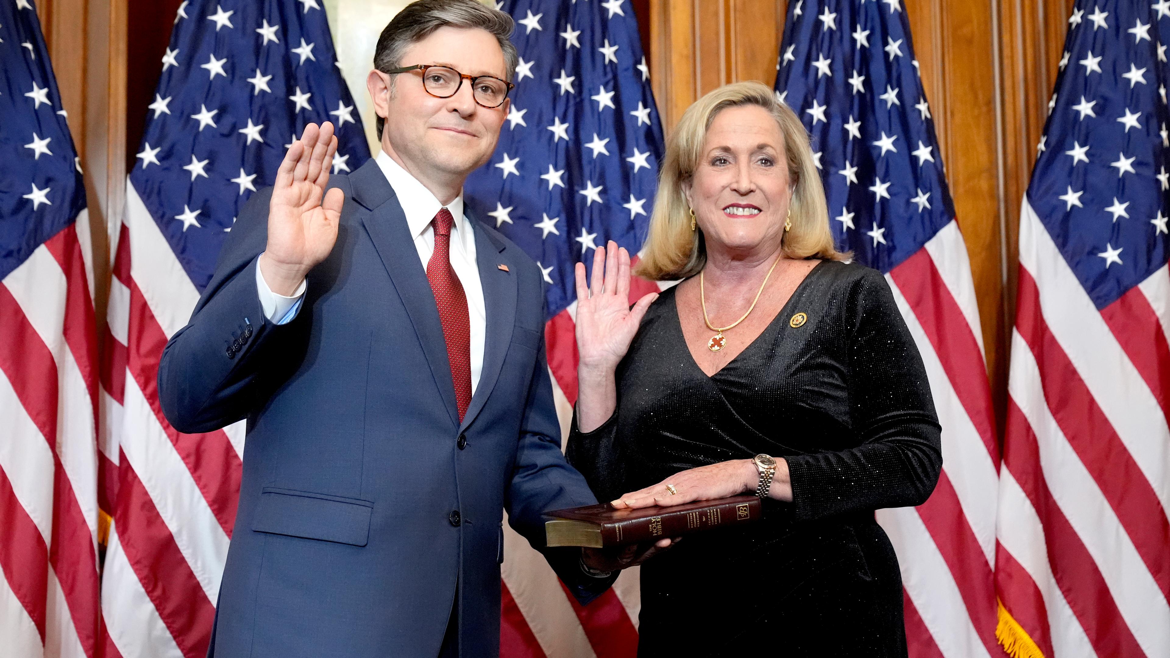 Mike Johnson posiert mit der Republikanerin Ann Wagner für ein Foto im Capitol in Washington.