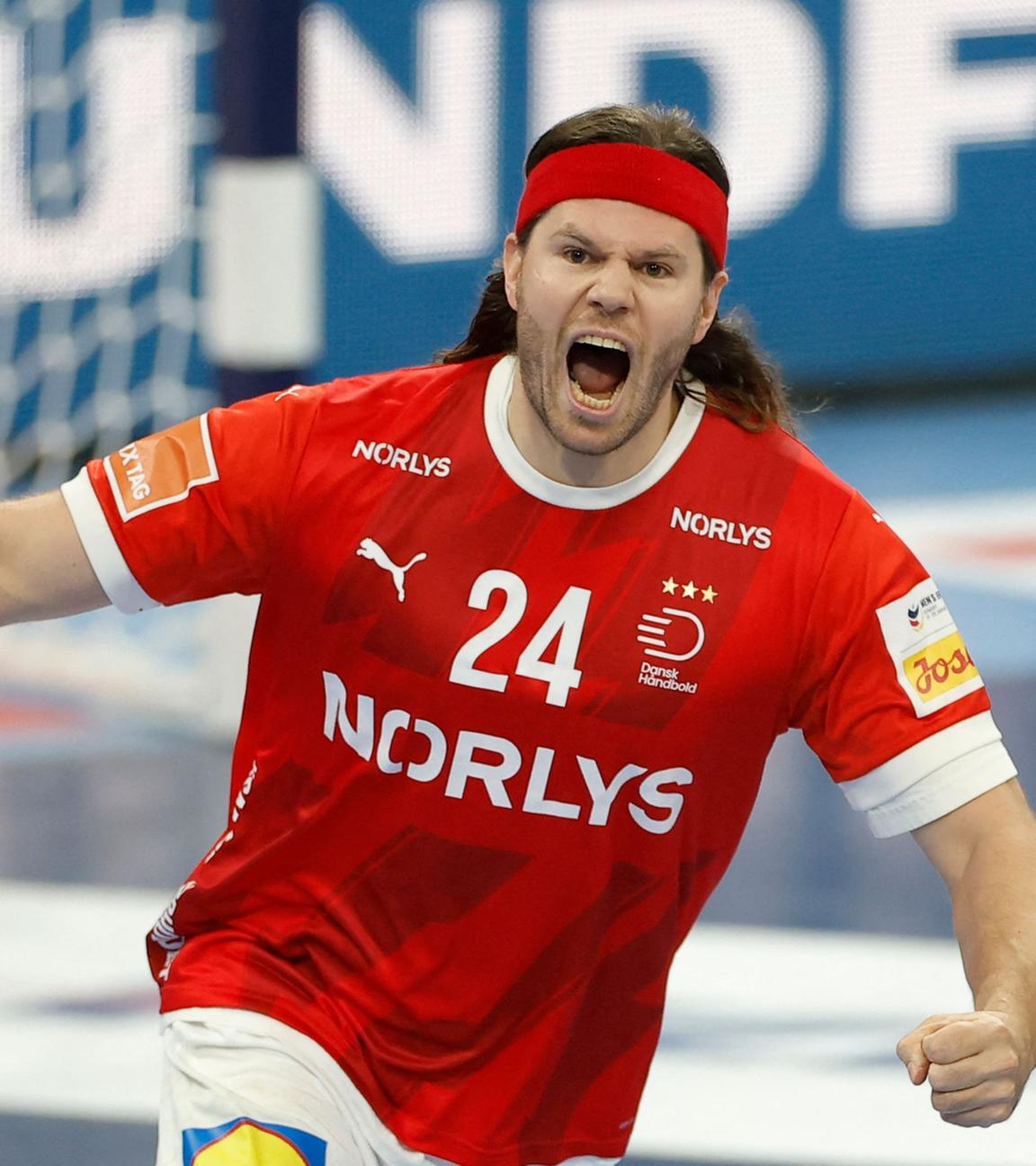 Dänemarks linker Rückraumspieler Mikkel Hansen feiert seinen Treffer während des Hauptrundenspiels der EHF-Handball-Europameisterschaft am 19.01.2024.