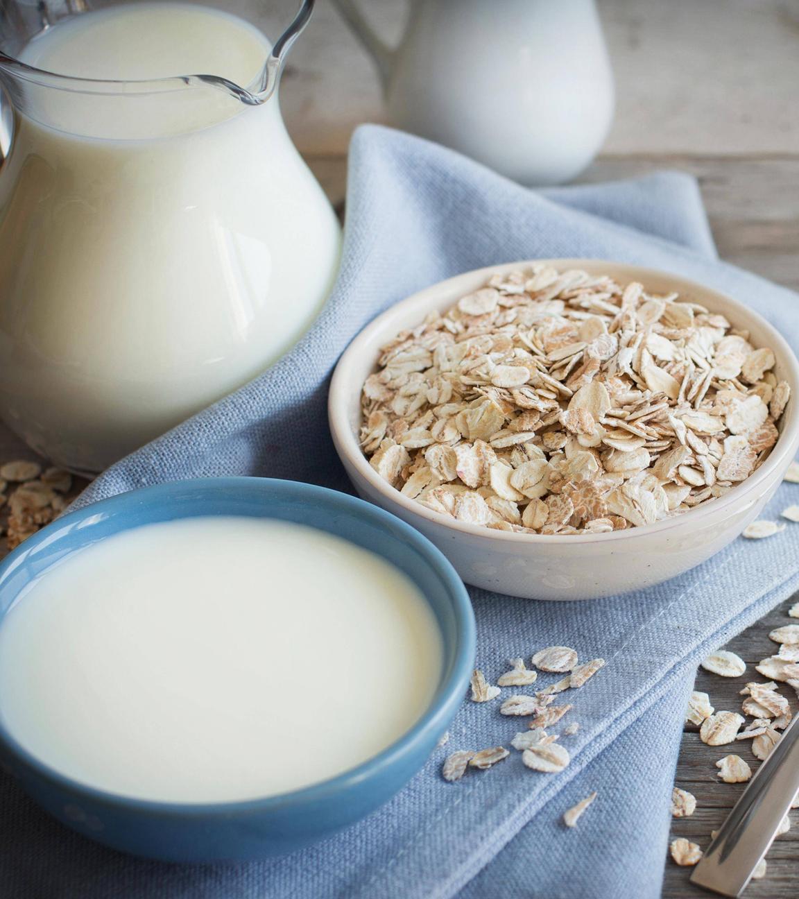 Milch und Müsli auf einem Tisch