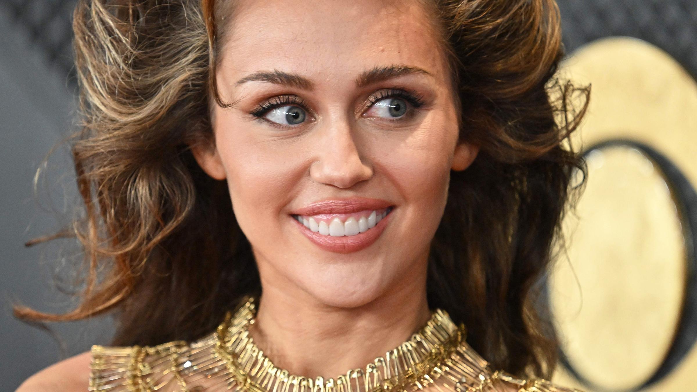 Gleich und Gleich gesellt sich gern- nicht bei Miley Cyrus: “Es fühlt sich nicht so an, als wären es meine Leute“, sagt sie in David Lettermans Podcast über Promi-Freundschaften. (13.06.2024)