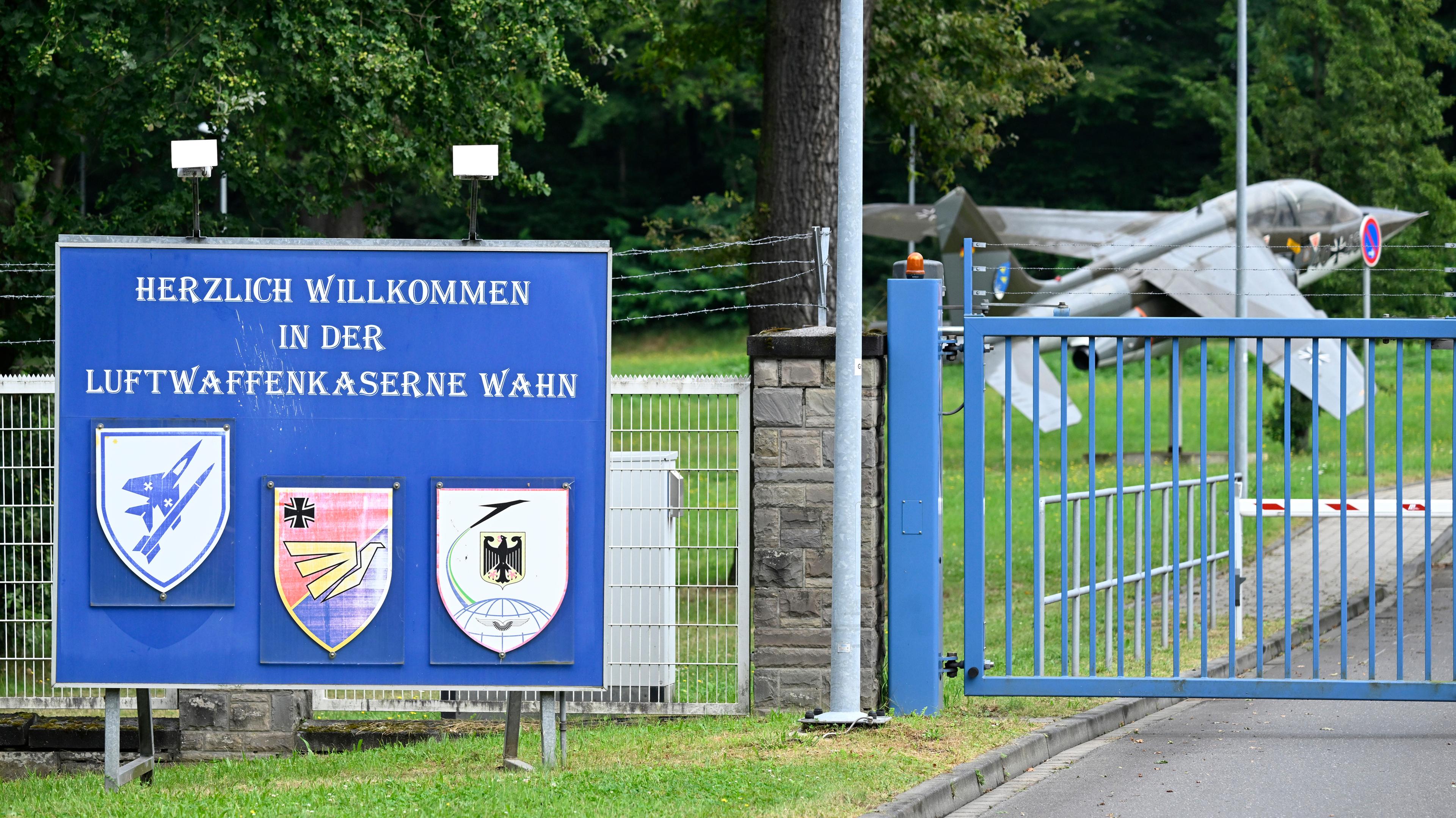 Nordrhein-Westfalen, Köln: Ein Schild steht am Eingang zur Luftwaffenkaserne in Wahn und dahinter ein kleines Flugzeug.