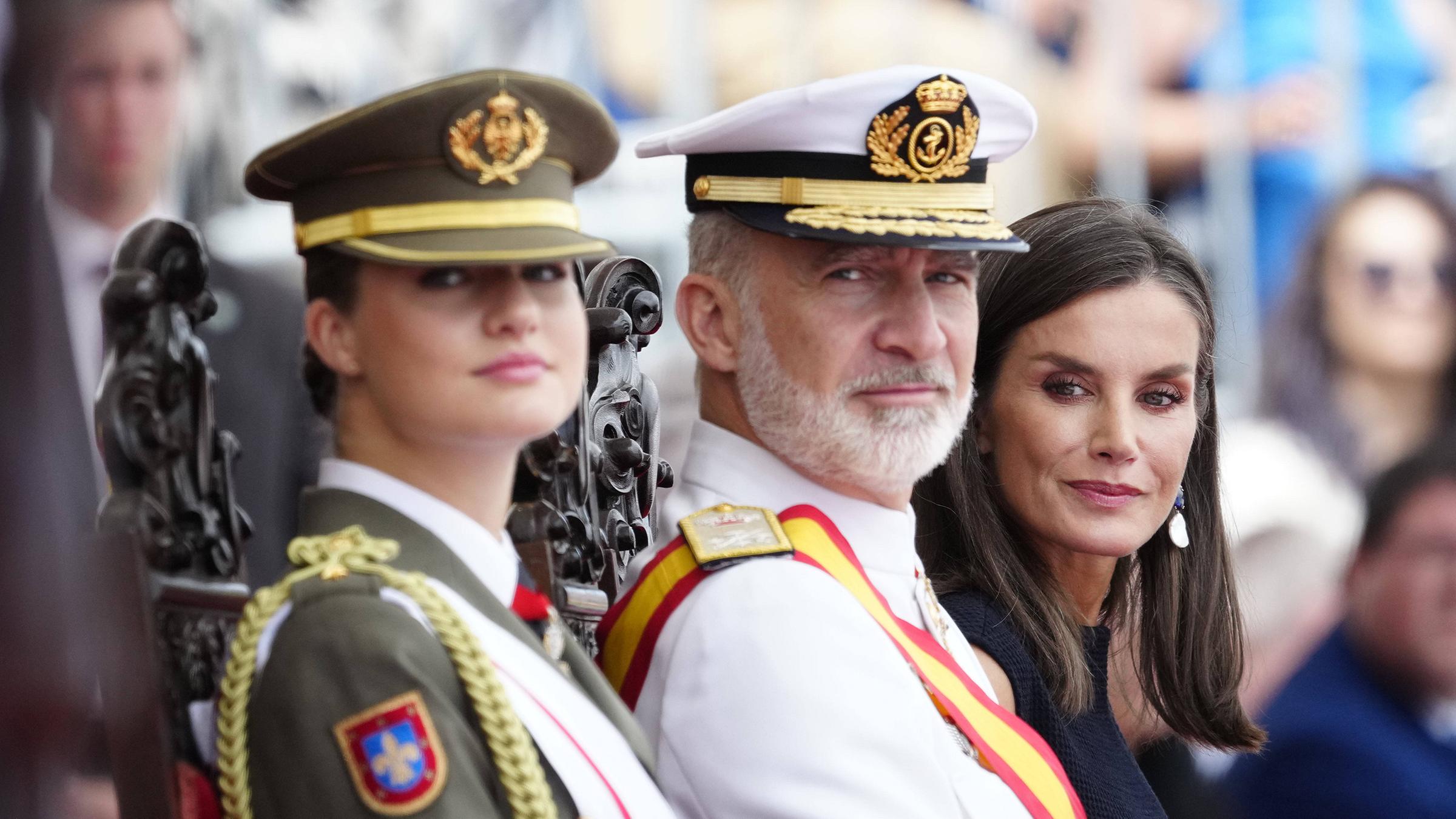 Prinzessin Leonor in Militäruniform mit ihren Eltern König Felipe und Königin Letizia.