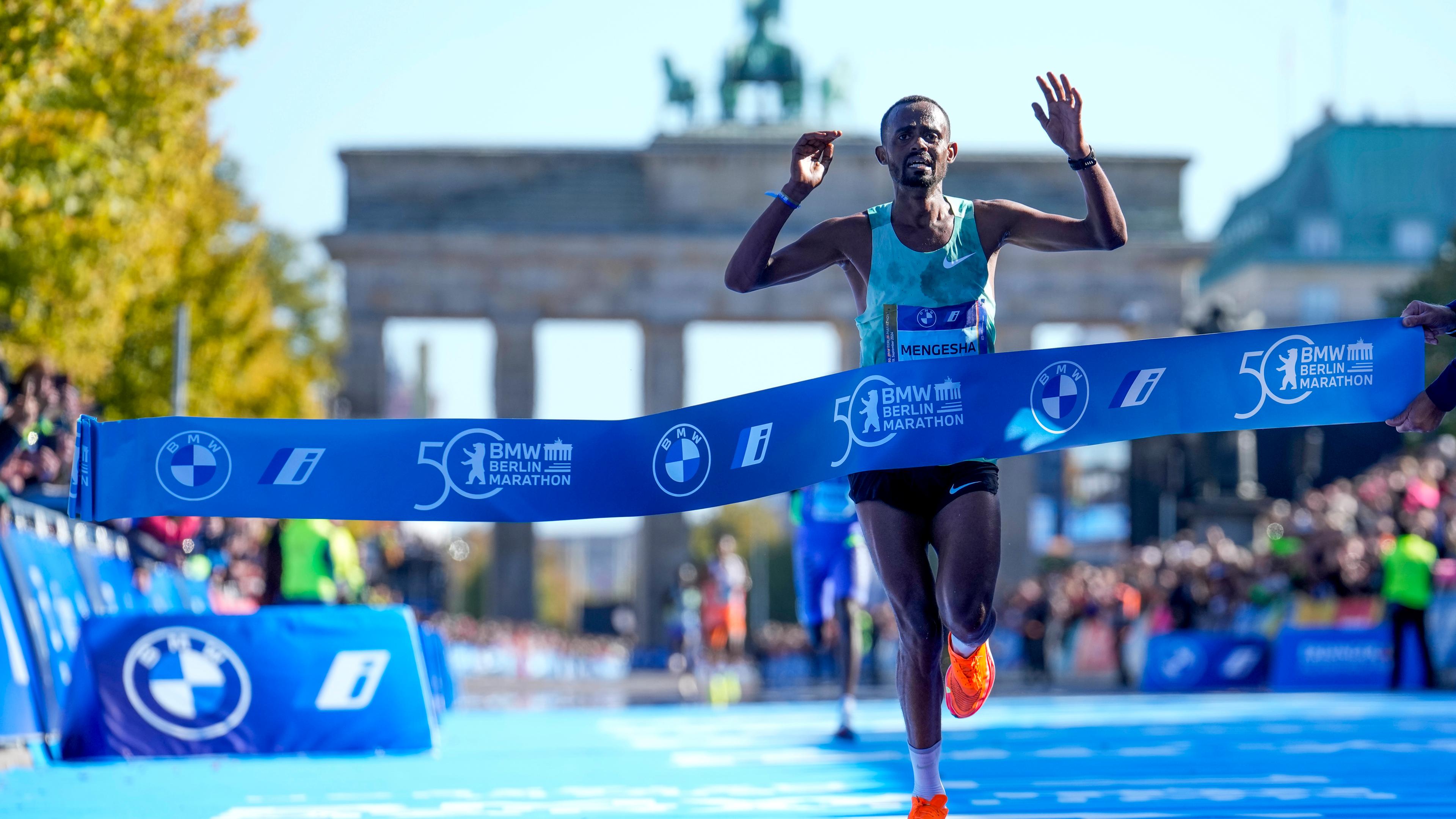 Milkesa Mengesha aus Äthiopien feiert, als er am Sonntag, den 29. September 2024, die Ziellinie überquert und die Herrenklasse des Berlin-Marathons in Berlin, Deutschland, gewinnt.