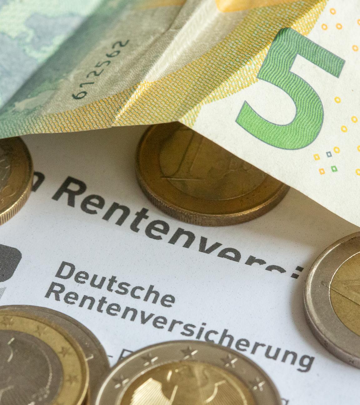 Berlin: Münzen und eine Banknote liegen auf einer Renteninformation der Deutschen Rentenversicherung.