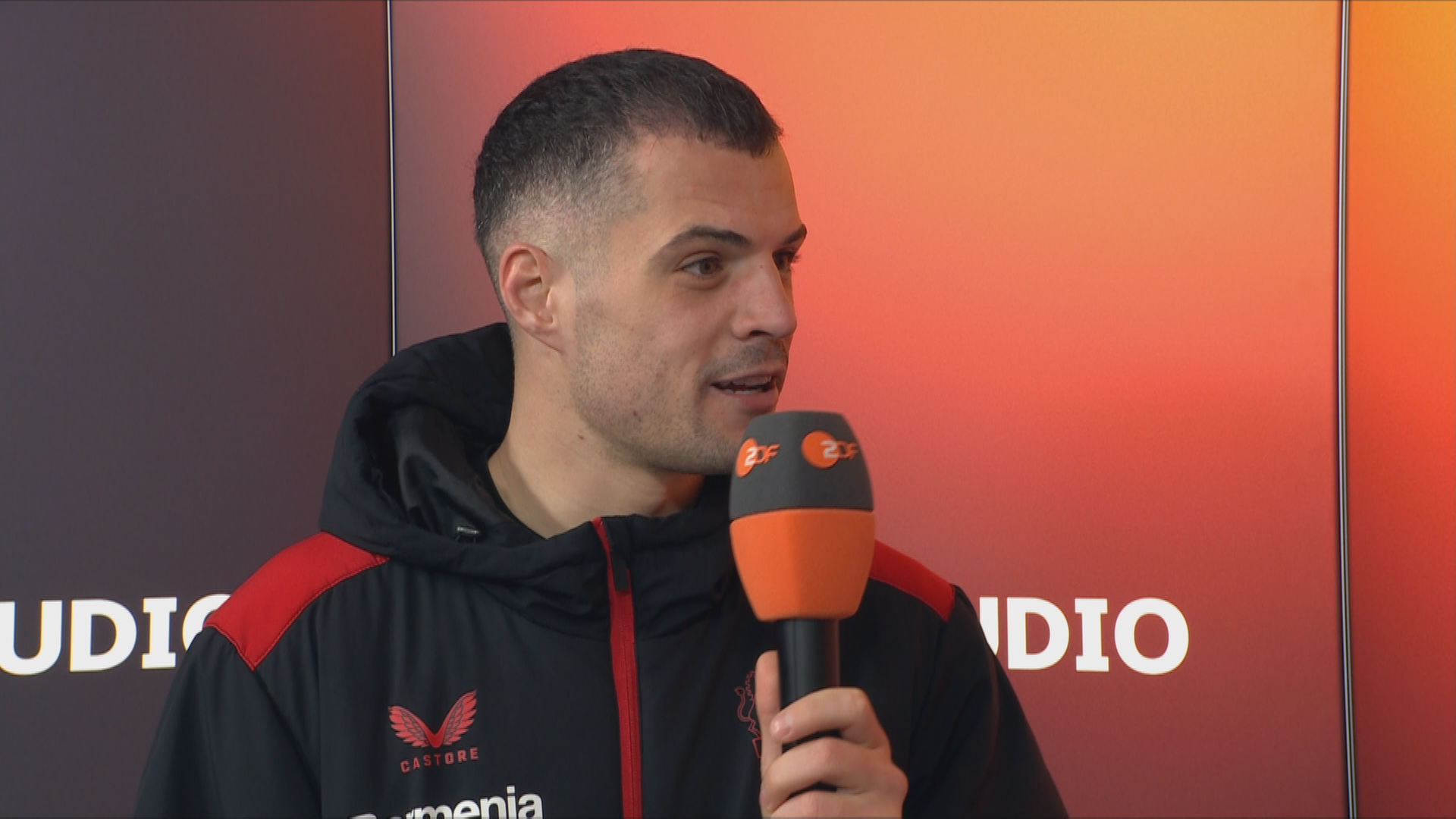 Granit Xhaka von Bayer Leverkusen im Ministudio.