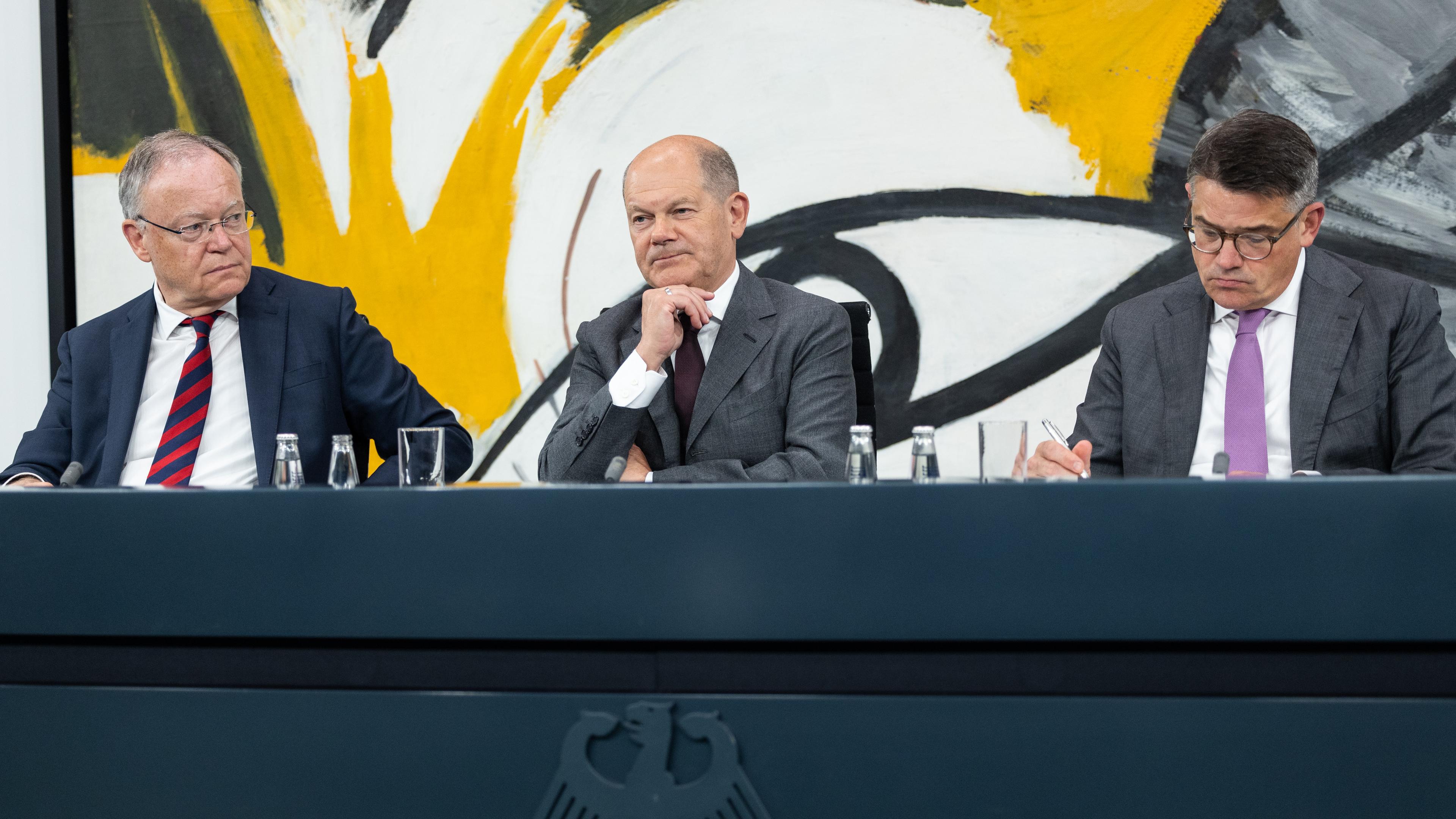 Stephan Weil (SPD), Ministerpräsident von Niedersachsen, Olaf Scholz (SPD), Bundeskanzler, und Boris Rhein (CDU)