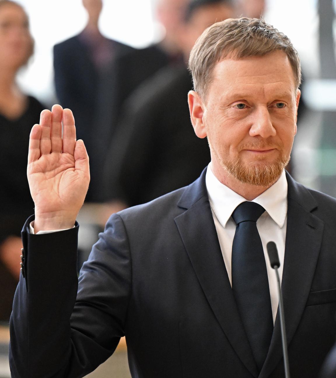 18.12.2024, Sachsen, Dresden: Michael Kretschmer (CDU) legt nach der Wahl zum Ministerpräsidenten von Sachsen im Plenarsaal im Sächsischen Landtag dem Amtseid ab.18.12.2024, Sachsen, Dresden: Michael Kretschmer (CDU) legt nach der Wahl zum Ministerpräsidenten von Sachsen im Plenarsaal im Sächsischen Landtag dem Amtseid ab.