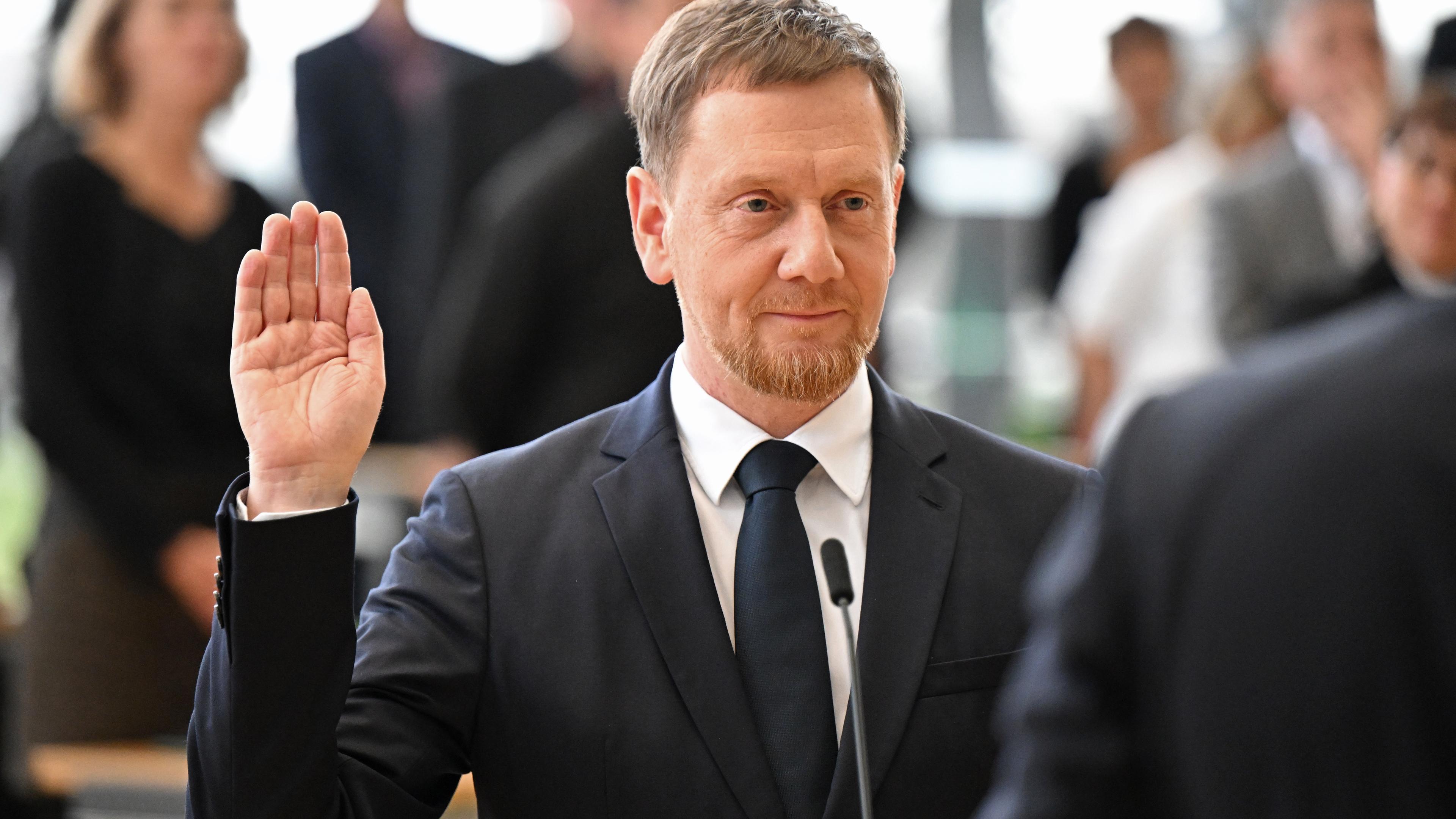 18.12.2024, Sachsen, Dresden: Michael Kretschmer (CDU) legt nach der Wahl zum Ministerpräsidenten von Sachsen im Plenarsaal im Sächsischen Landtag dem Amtseid ab.18.12.2024, Sachsen, Dresden: Michael Kretschmer (CDU) legt nach der Wahl zum Ministerpräsidenten von Sachsen im Plenarsaal im Sächsischen Landtag dem Amtseid ab.