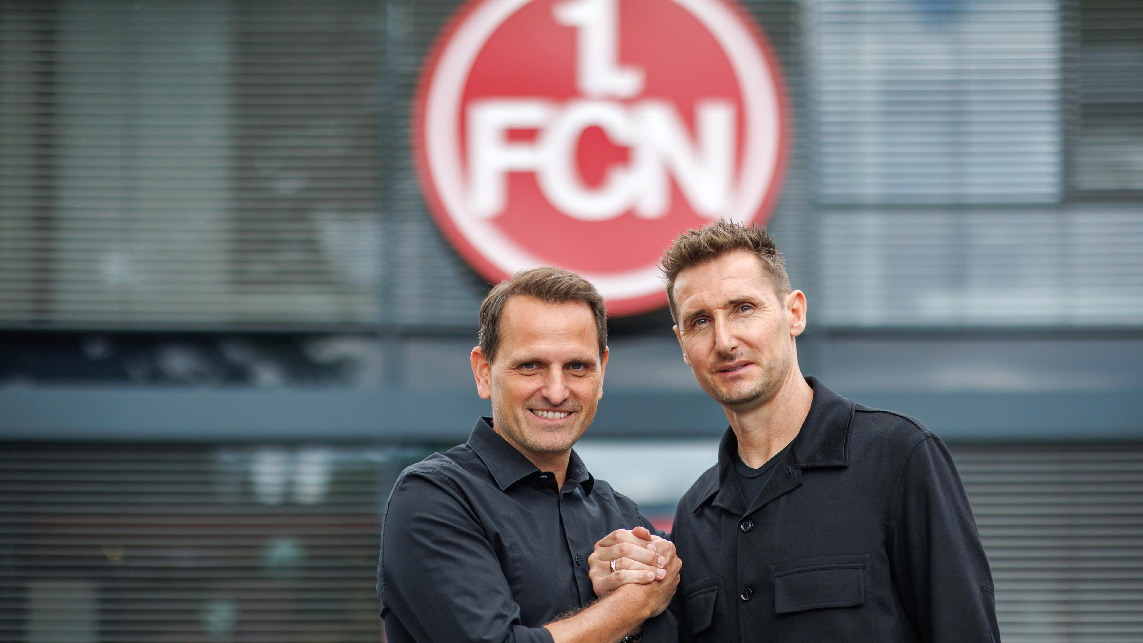 Der neue FCN-Trainer Miroslav Klose (r) steht mit dem FCN-Sportvorstand Joti Chatzialexiou, aufgenommen am 05.03.2024