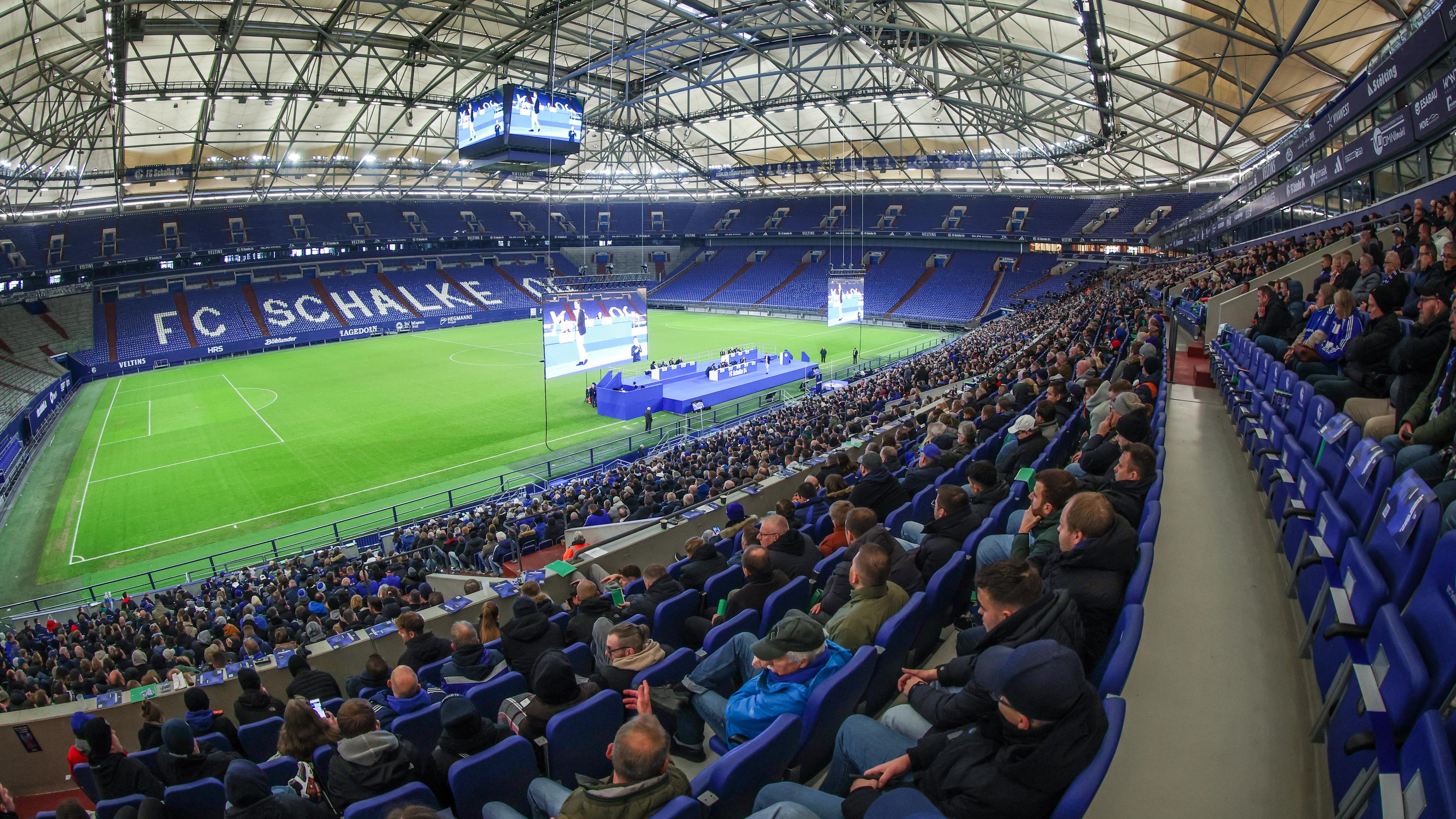 Fans des FC Schalke 04 sitzen der Tribüne während der Mitgliederversammlung.