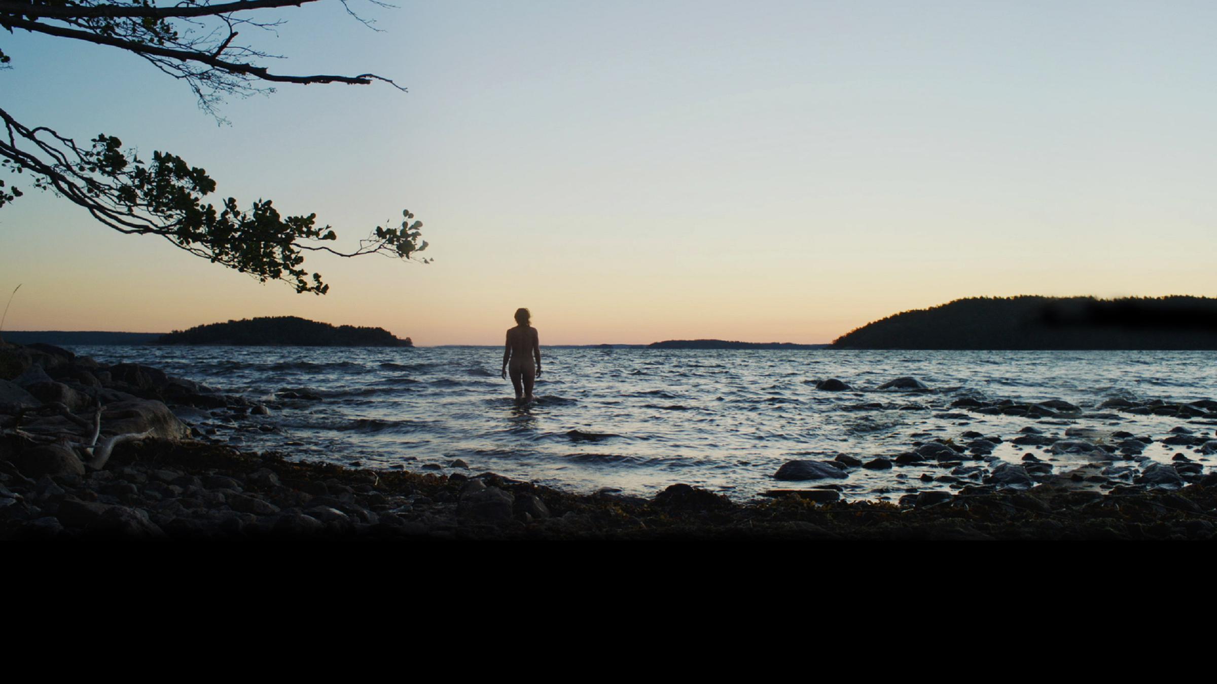 Elli (Inka Kallén) genießt den finnischen Mittsommer.