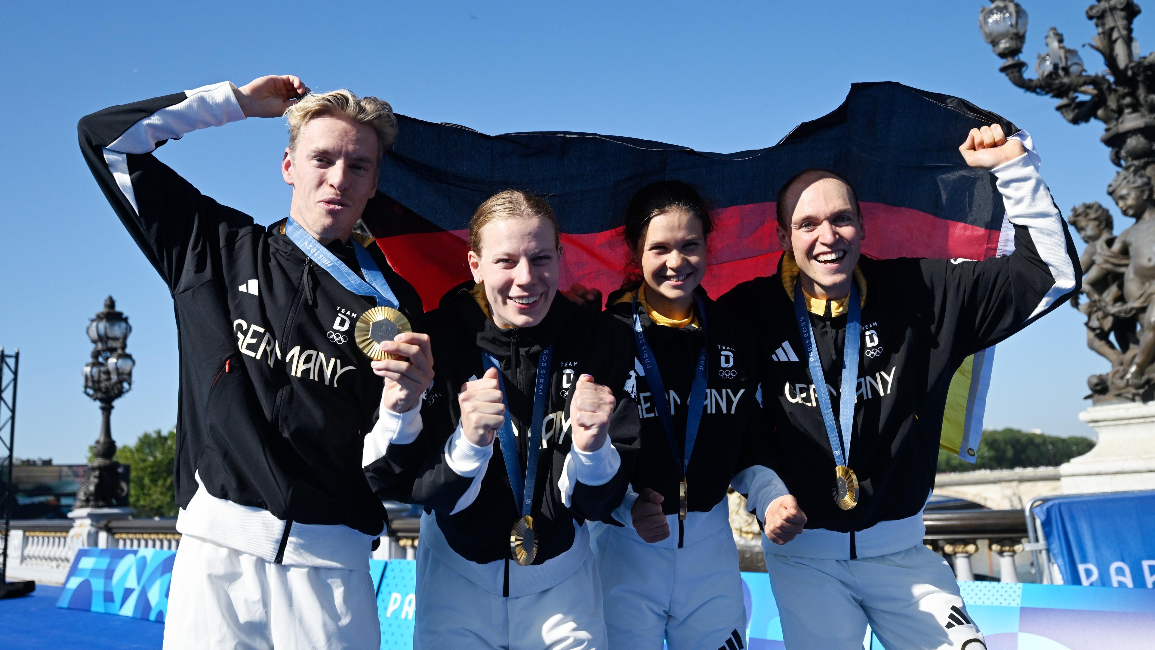 Die deutsche Triathlon-Mixed-Staffel mit Tim Hellwig, Laura Lindemann, Lisa Tertsch und Lasse Lührs (von links) zeigt ihre Goldmedaillen.