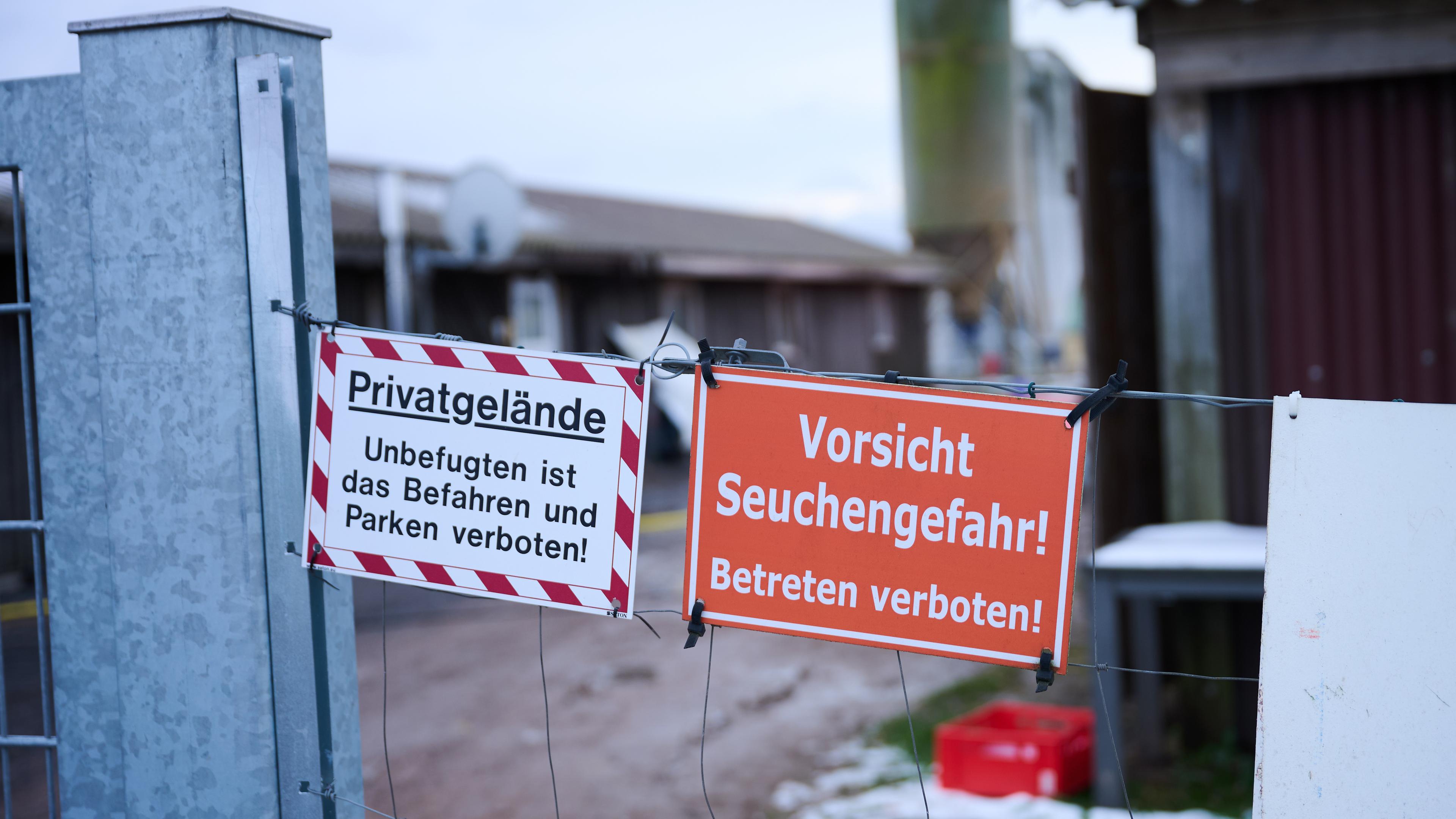 ·Vorsicht Seuchengefahr!· Steht auf einem Schild an einem Betrieb in Mehrow.