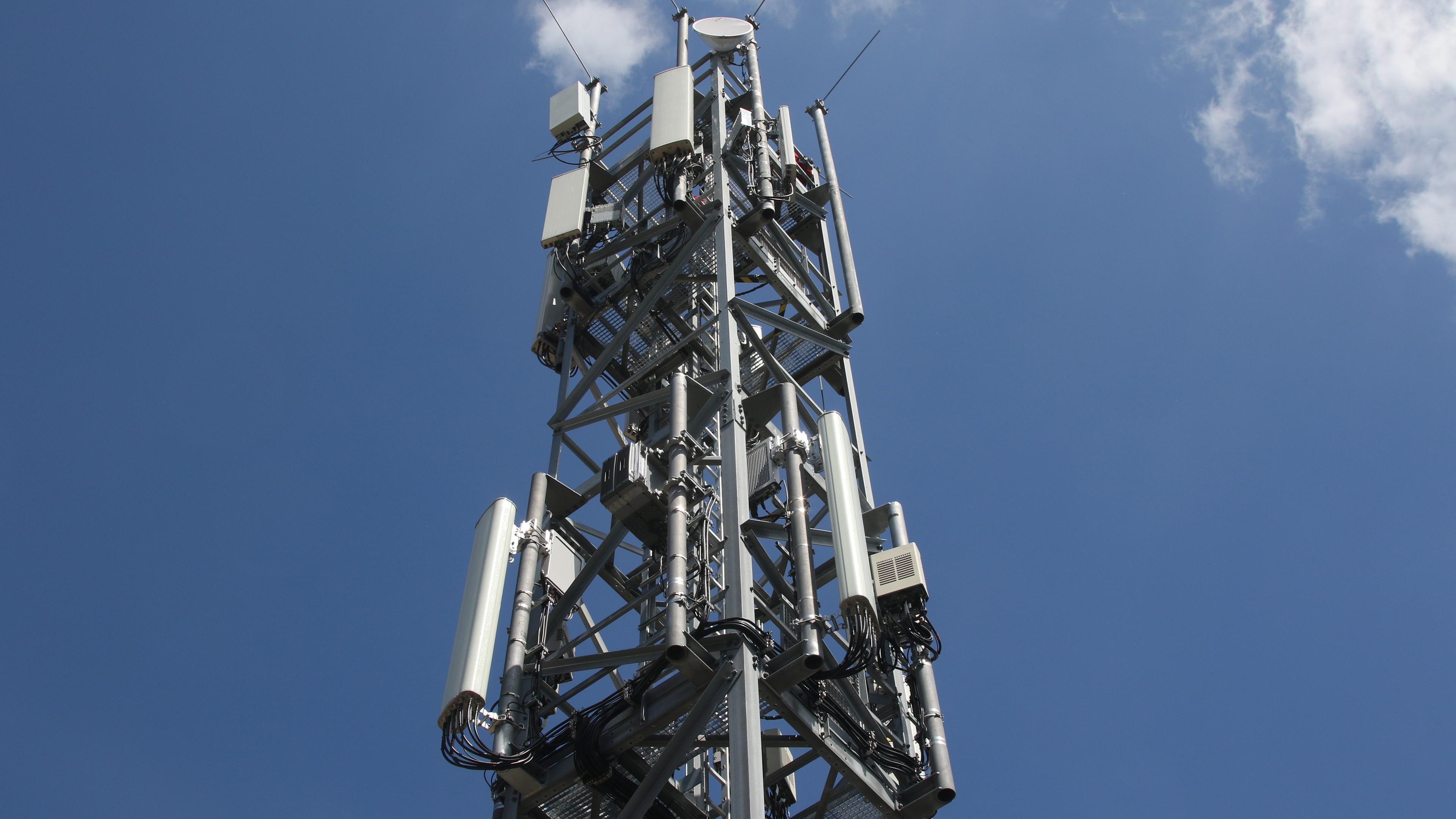 Berlin: Ein Mobilfunkmast mit Antennen für den Funkstandard 5G (oben) und für LTE/4G (unten).