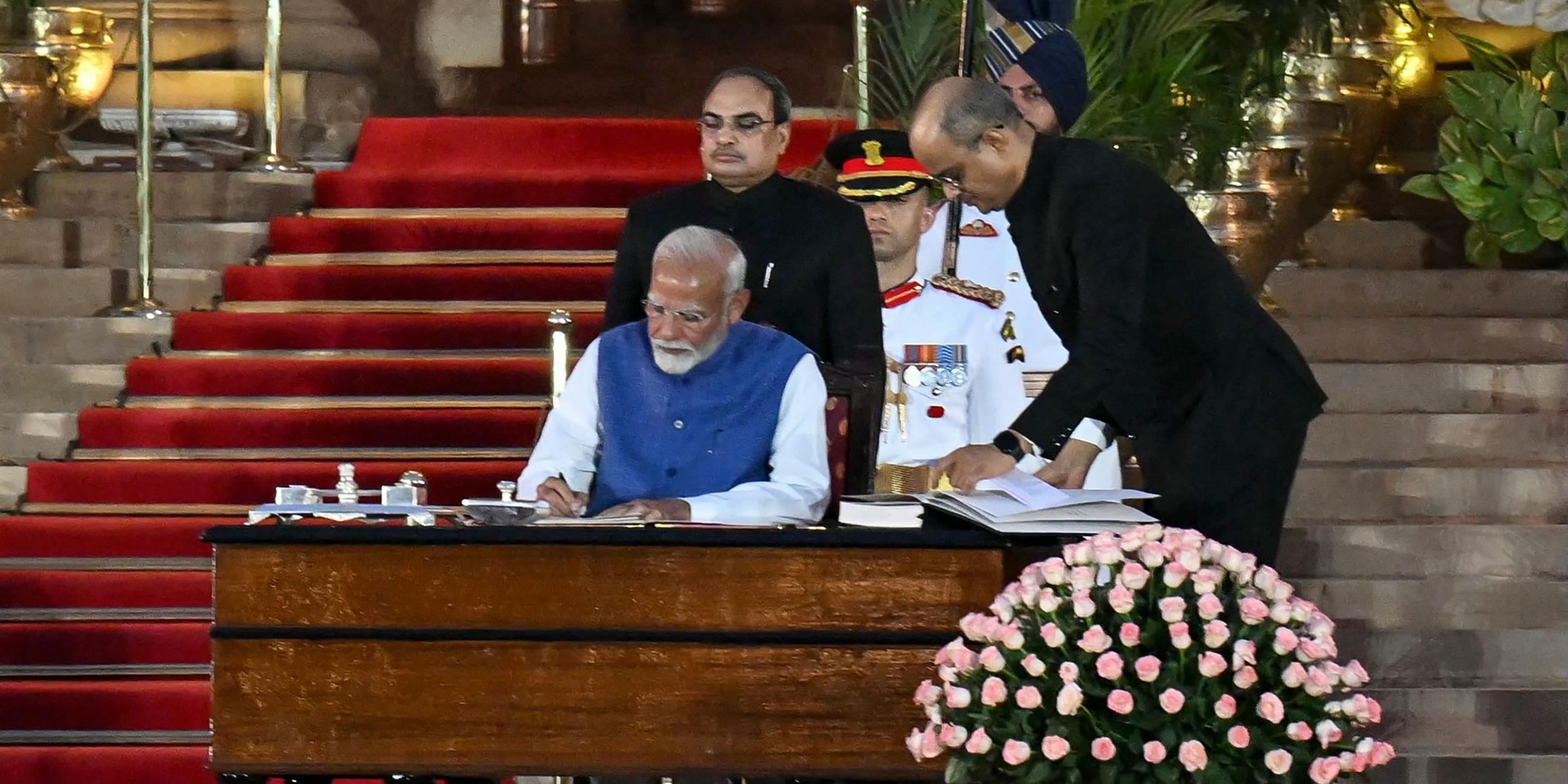 Indiens Premierminister Narendra Modi unterschreibt während einer Vereidigungszeremonie im Präsidentenpalast in Neu-Delhi