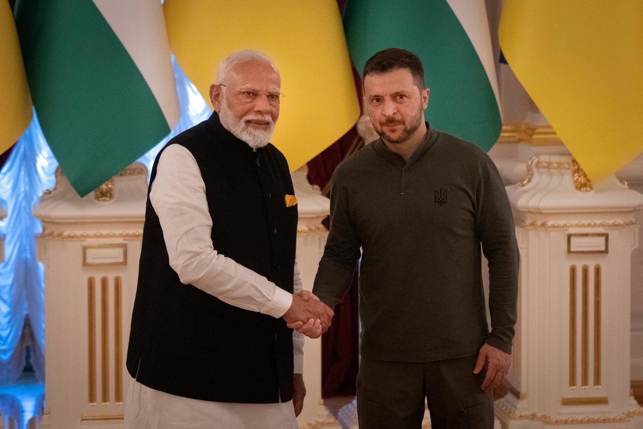 Indiens Premierminister Narendra Modi und der ukrainische Präsident Wolodymyr Selenskyj schütteln sich die Hände.