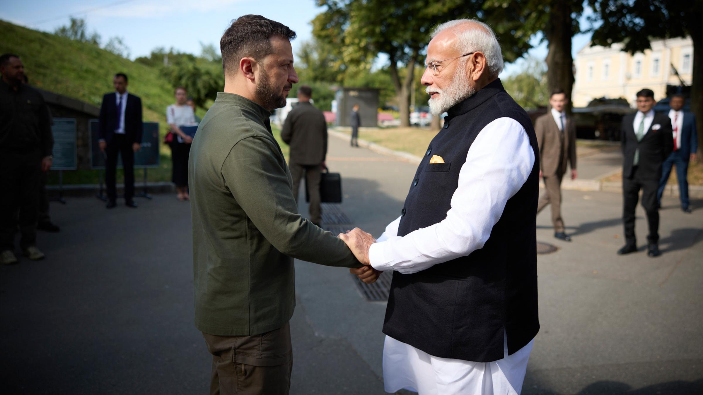 Der indische Premierminister Narendra Modi und der ukrainische Präsident Wolodymyr Selenskyj schütteln Hände.