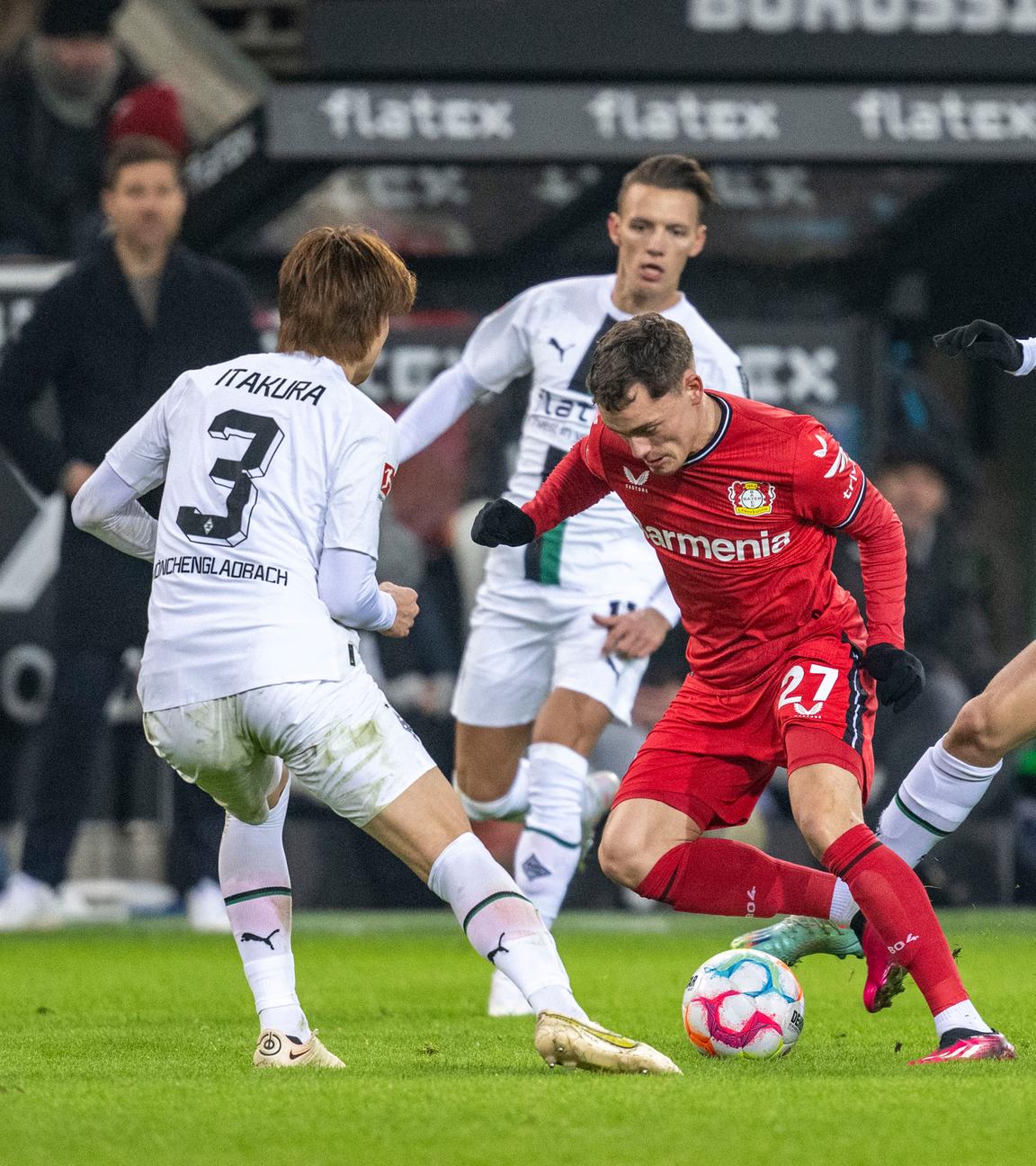 22.01.2023, Nordrhein-Westfalen, Mönchengladbach: Fußball: Bundesliga, Borussia Mönchengladbach - Bayer 04 Leverkusen, 16. Spieltag, Borussia Park: Gladbachs Ko Itakura (l-r), Gladbachs Hannes Wolf, Leverkusens Florian Wirtz und Gladbachs Florian Neuhaus kämpfen um den Ball.