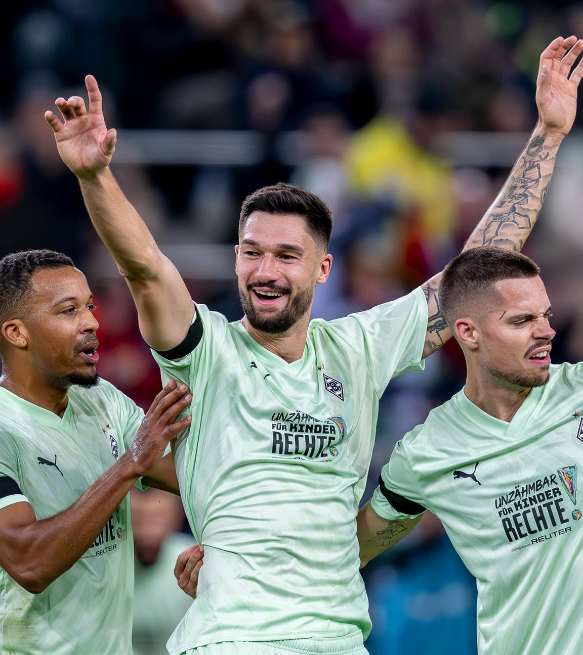 Gladbachs Alassane Plea (l-r), Gladbachs Torschütze Tim Kleindienst und Gladbachs Julian Weigl jubeln nach dem Tor zum 2:0. 