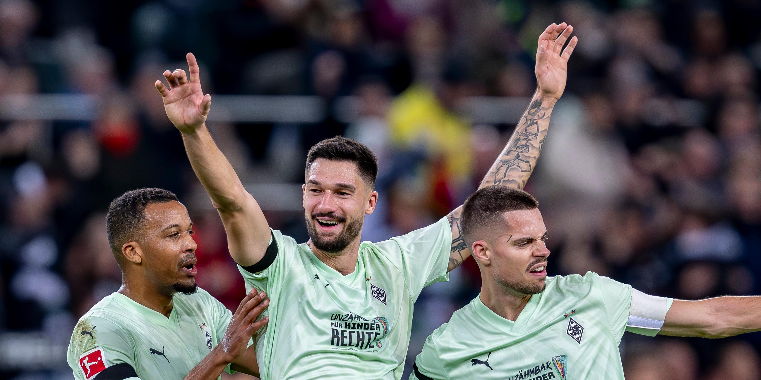 Gladbachs Alassane Plea (l-r), Gladbachs Torschütze Tim Kleindienst und Gladbachs Julian Weigl jubeln nach dem Tor zum 2:0. 