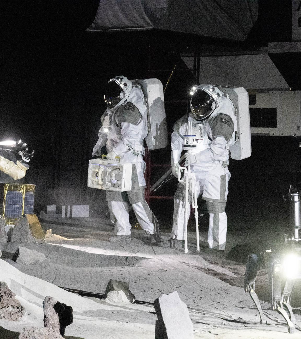 Nordrhein-Westfalen, Köln: Zwei Astronauten simulieren eine Trainingseinheit in der neuen Luna-Halle im Rahmen der Eröffnungsfeierlichkeiten im Europäischen Astronautenzentrum (EAC) der ESA.