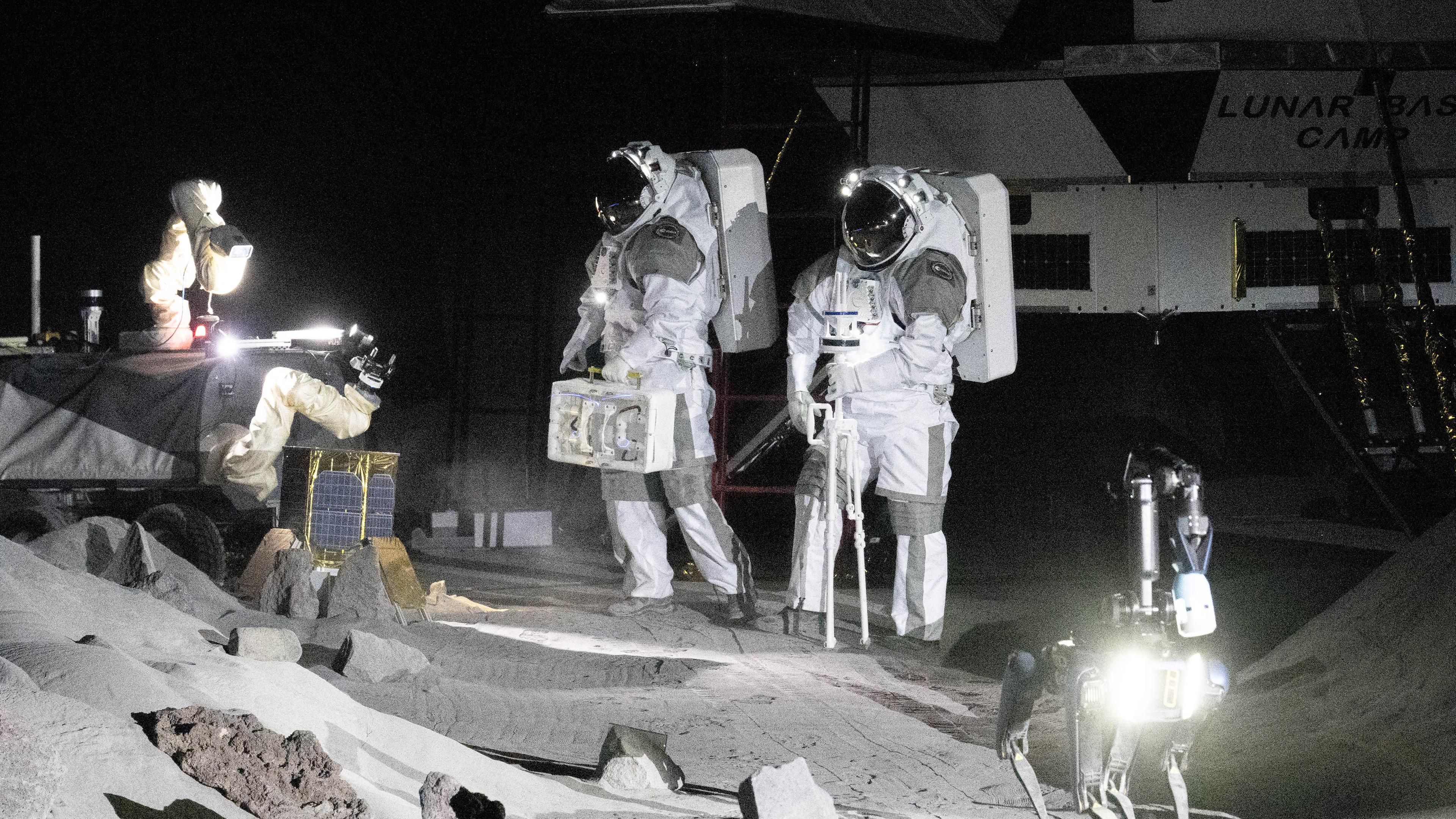 Nordrhein-Westfalen, Köln: Zwei Astronauten simulieren eine Trainingseinheit in der neuen Luna-Halle im Rahmen der Eröffnungsfeierlichkeiten im Europäischen Astronautenzentrum (EAC) der ESA.