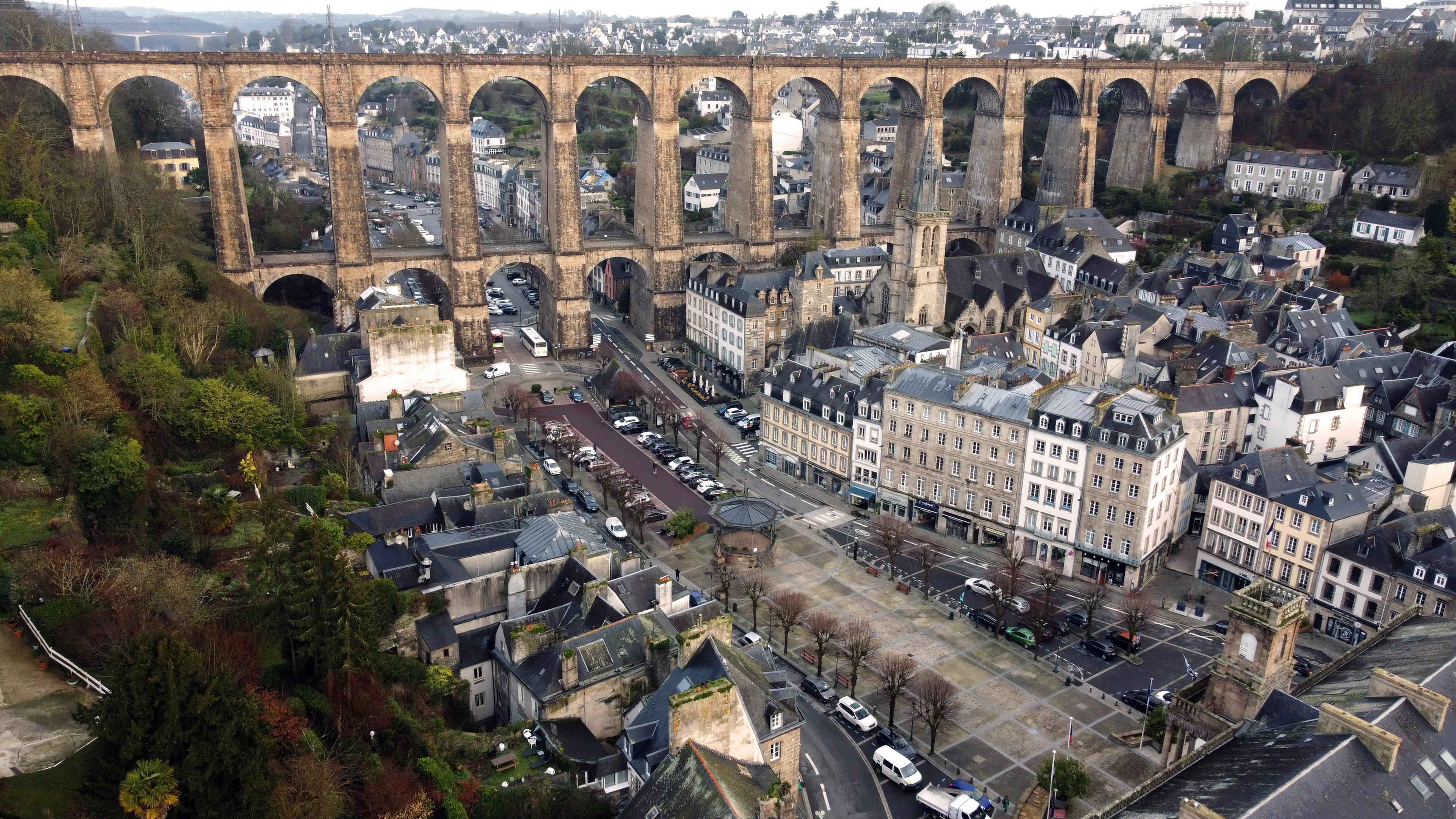 Die Stadt und das Viadukt von Morlaix von oben.