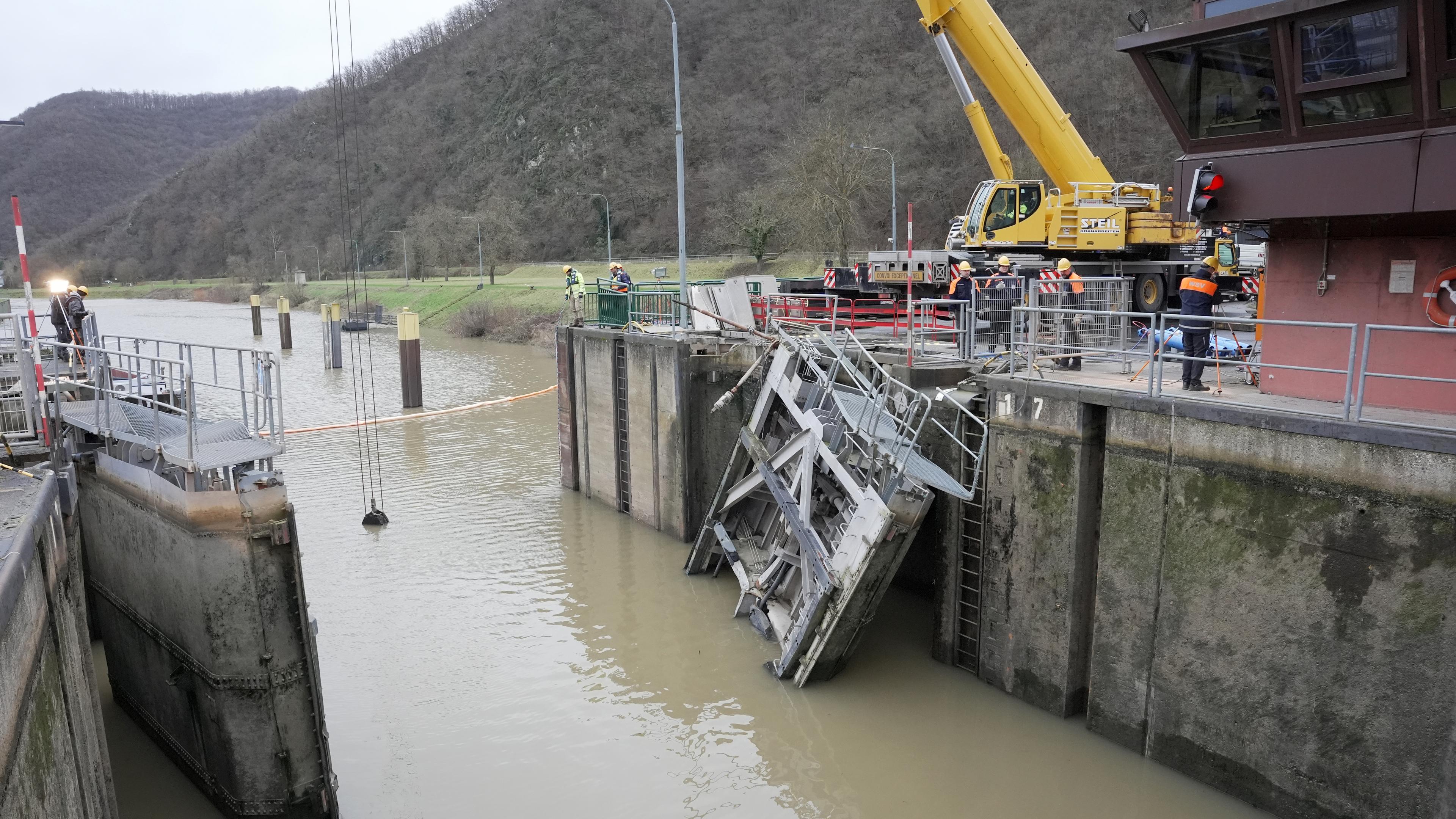 Durch die Kollision mit einem Schiff wurde das Schleusentor zerstört.