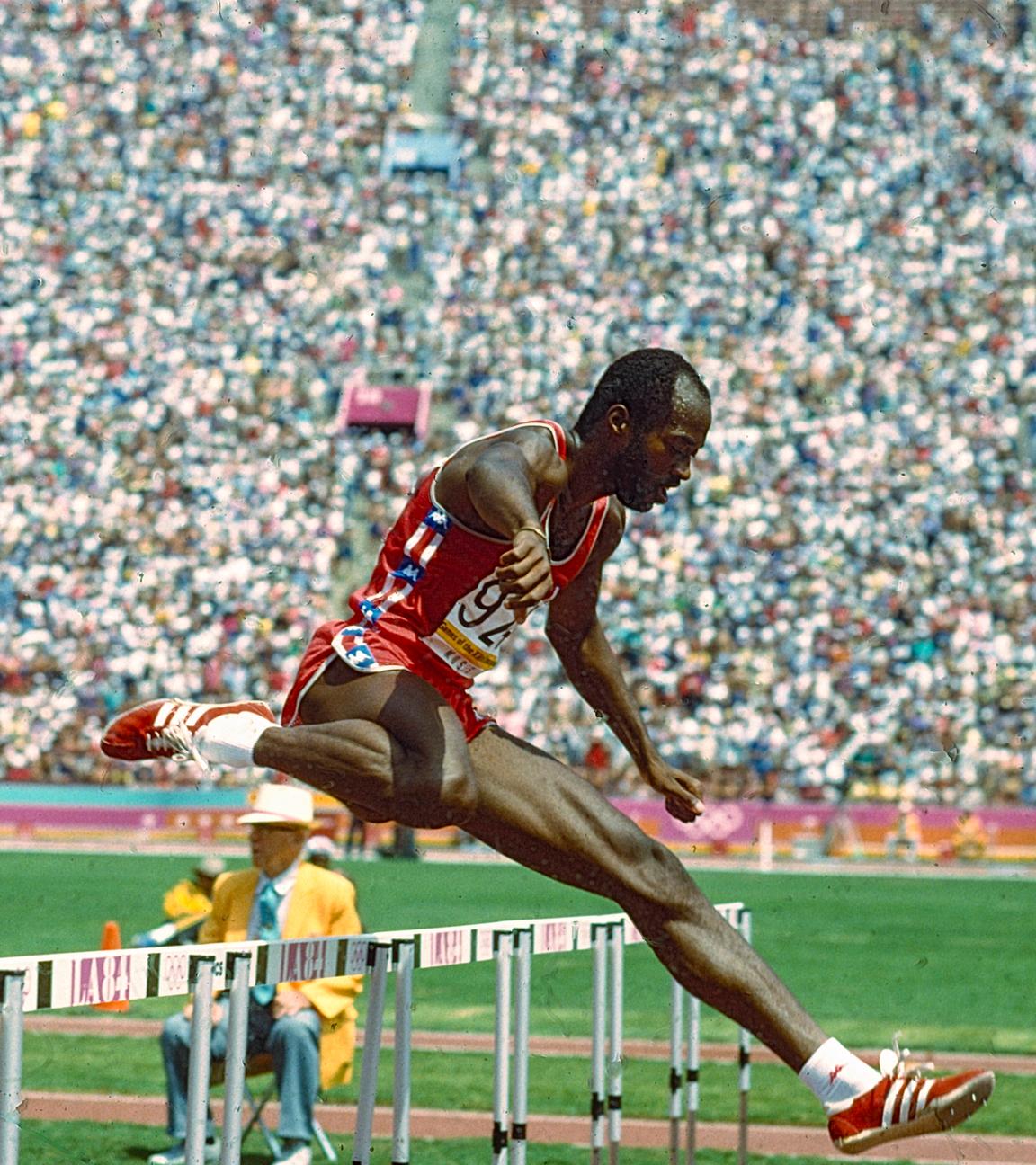 Olympia 1984: 400-Meter-Hürden-Läufer Edwin Moses (USAüberquert eine Hürde