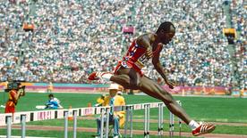 Olympia 1984: 400 Meters-Hürden-Läufer Edwin Moses (USAüberquert eine Hürde)