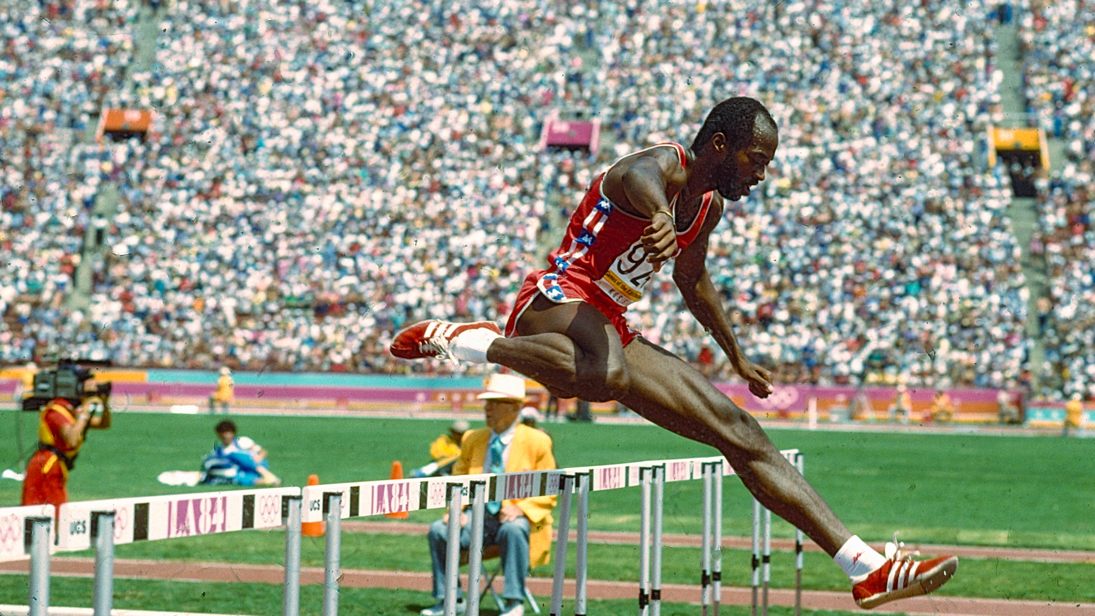 Olympia 1984: 400-Meter-Hürden-Läufer Edwin Moses (USAüberquert eine Hürde