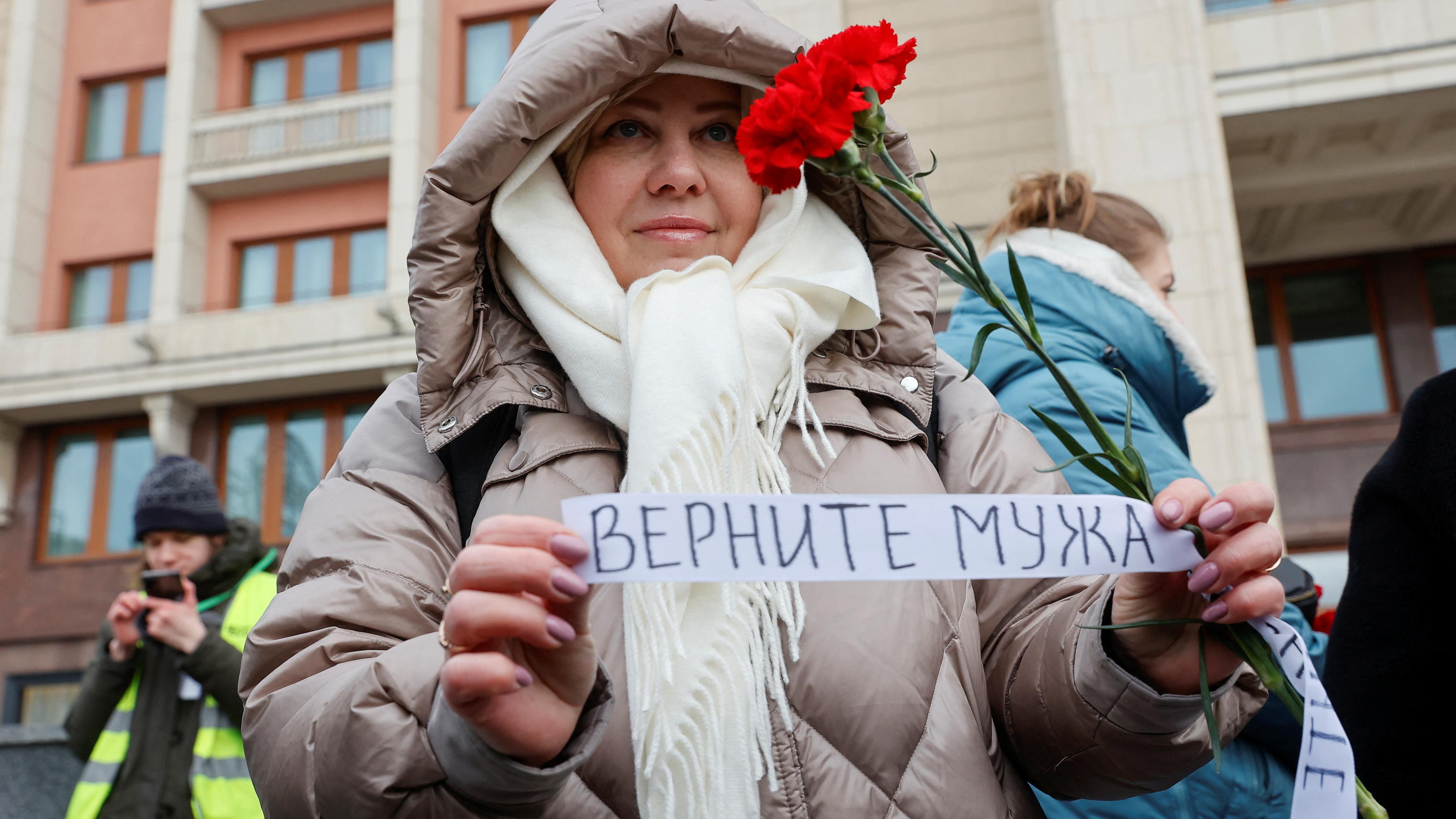 Ehefrauen russischer mobilisierter Soldaten fordern die Rückkehr ihrer Ehemänner