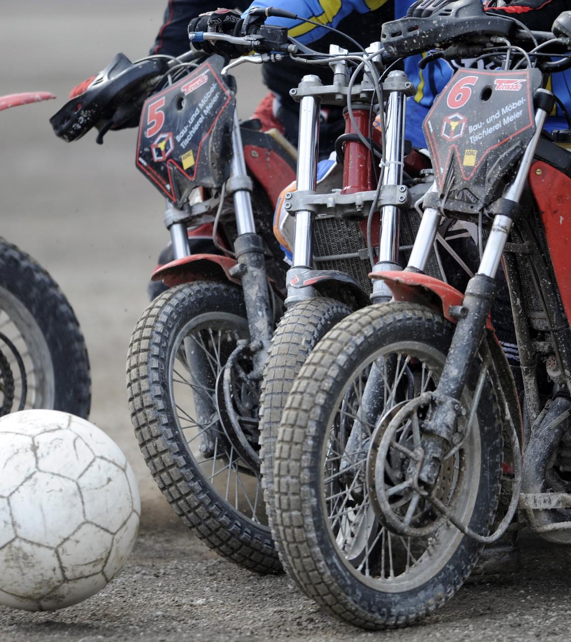 Mehrere Motorradfahrer fahren zum Ball zu 