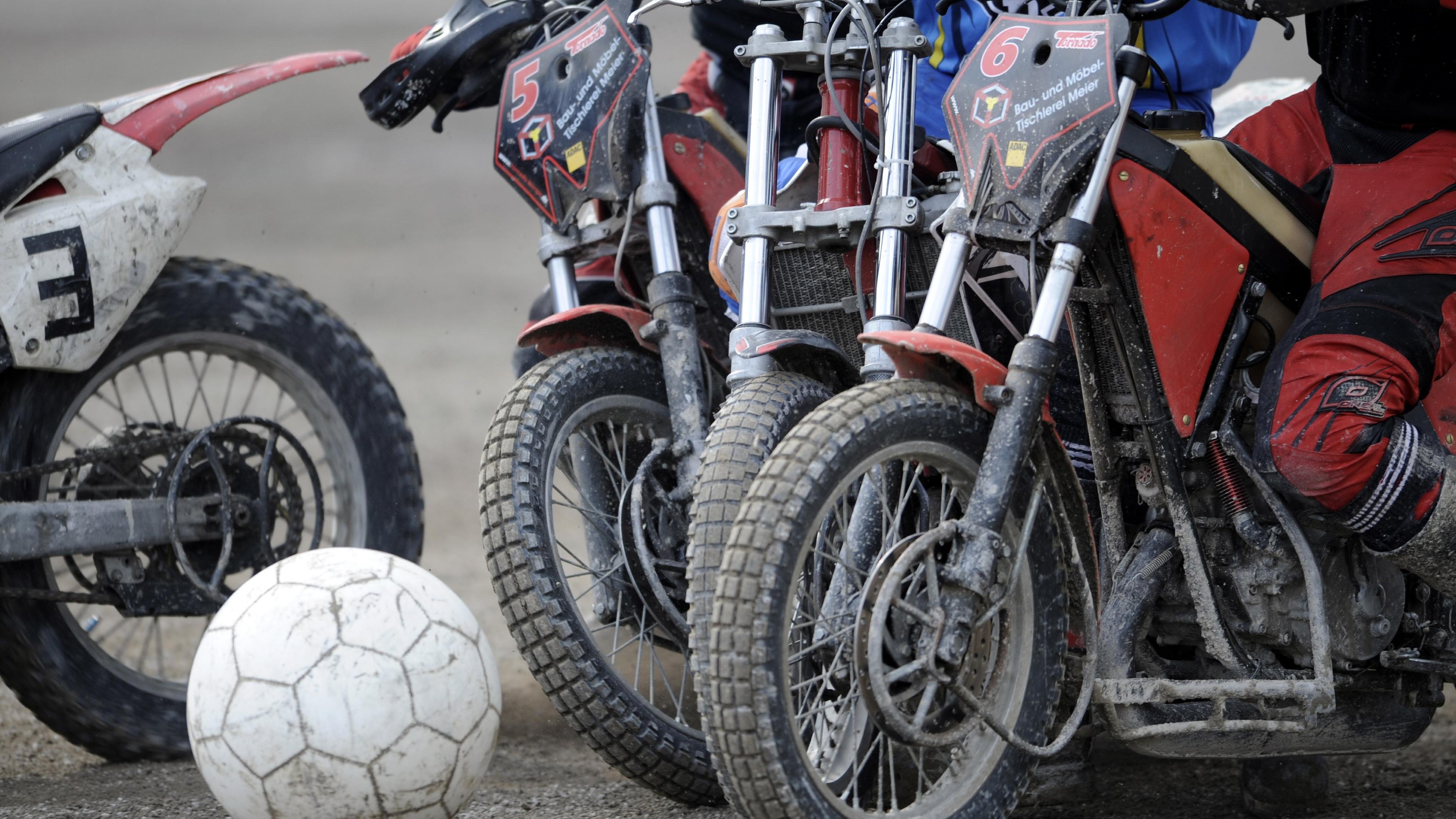 Mehrere Motorradfahrer fahren zum Ball zu 