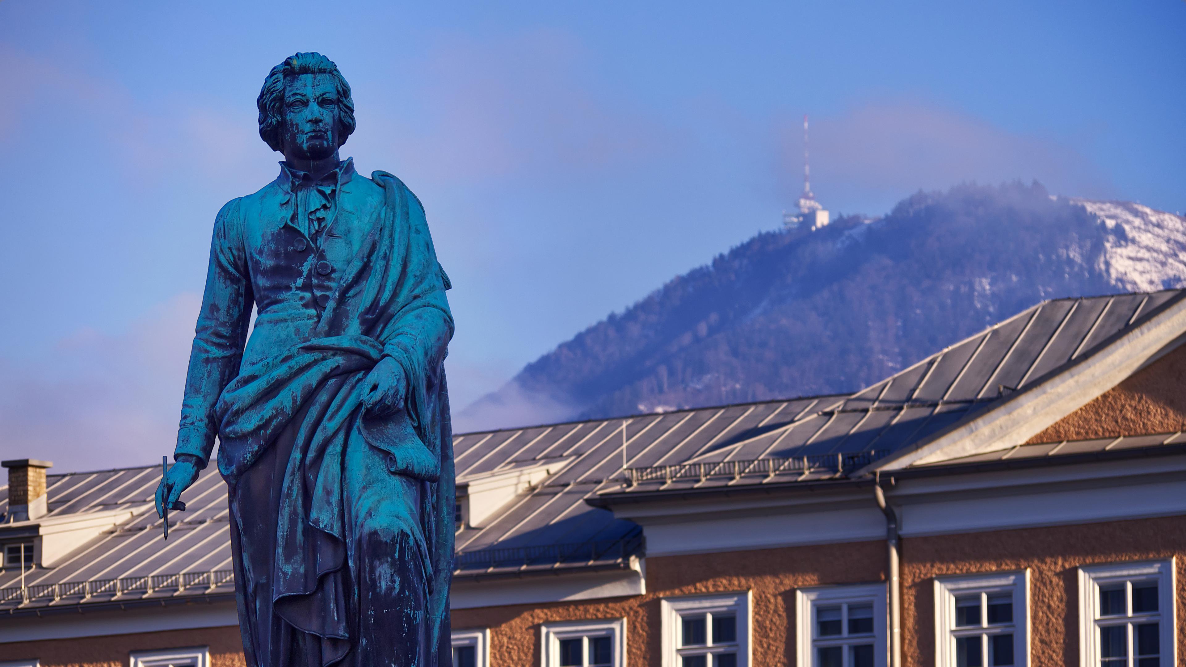 Mozart-Statue auf dem Mozartplatz, Salzburg, Österreich.