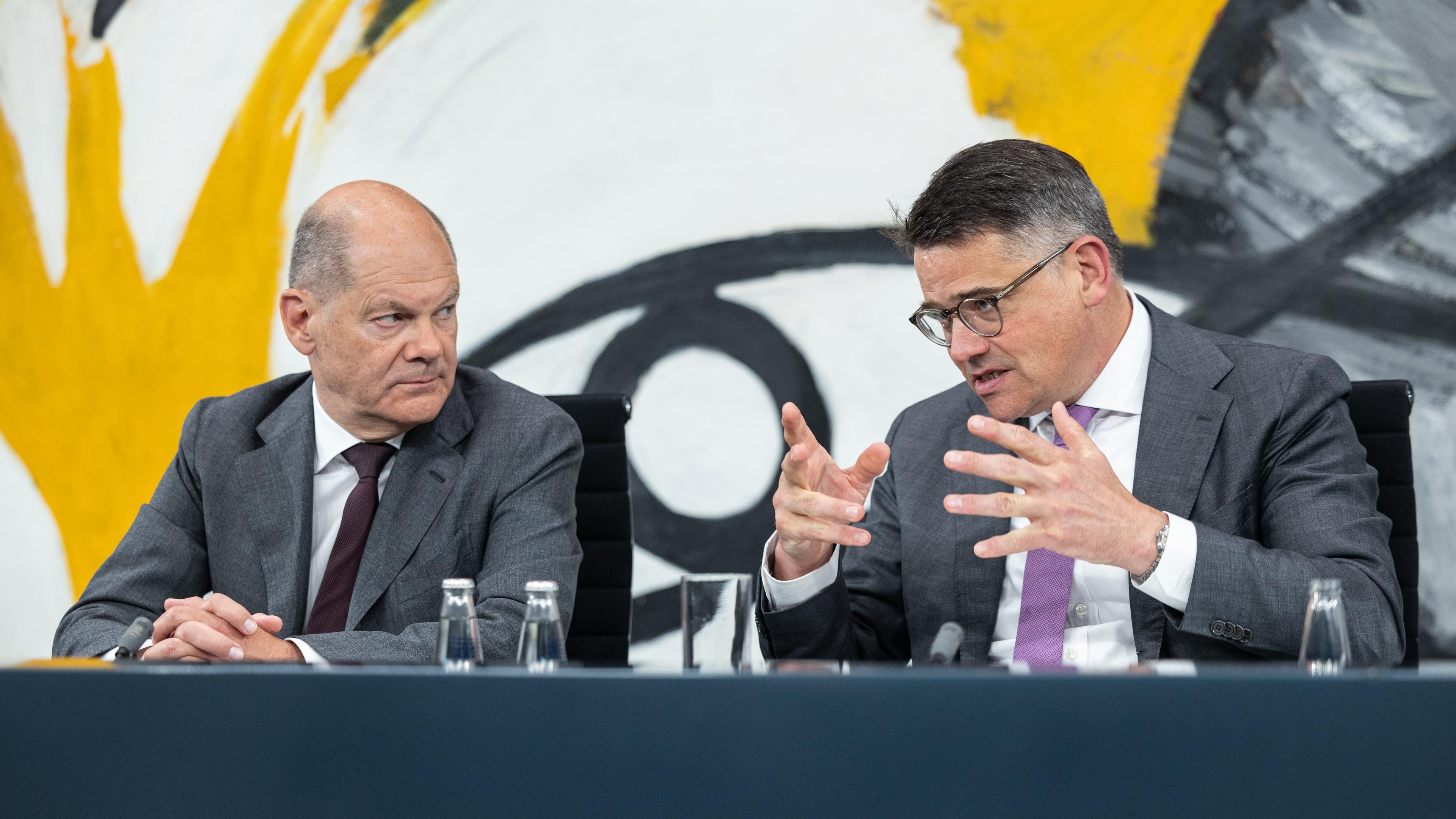 20.06.2024, Berlin: Boris Rhein (CDU, r), Ministerpräsident von Hessen, spricht auf einer Pressekonferenz während der Ministerpräsidentenkonferenz im Bundeskanzleramt. Bundeskanzler, Olaf Scholz (SPD) sitzt neben ihm. Im Mittelpunkt wird die Migrationspolitik stehen.