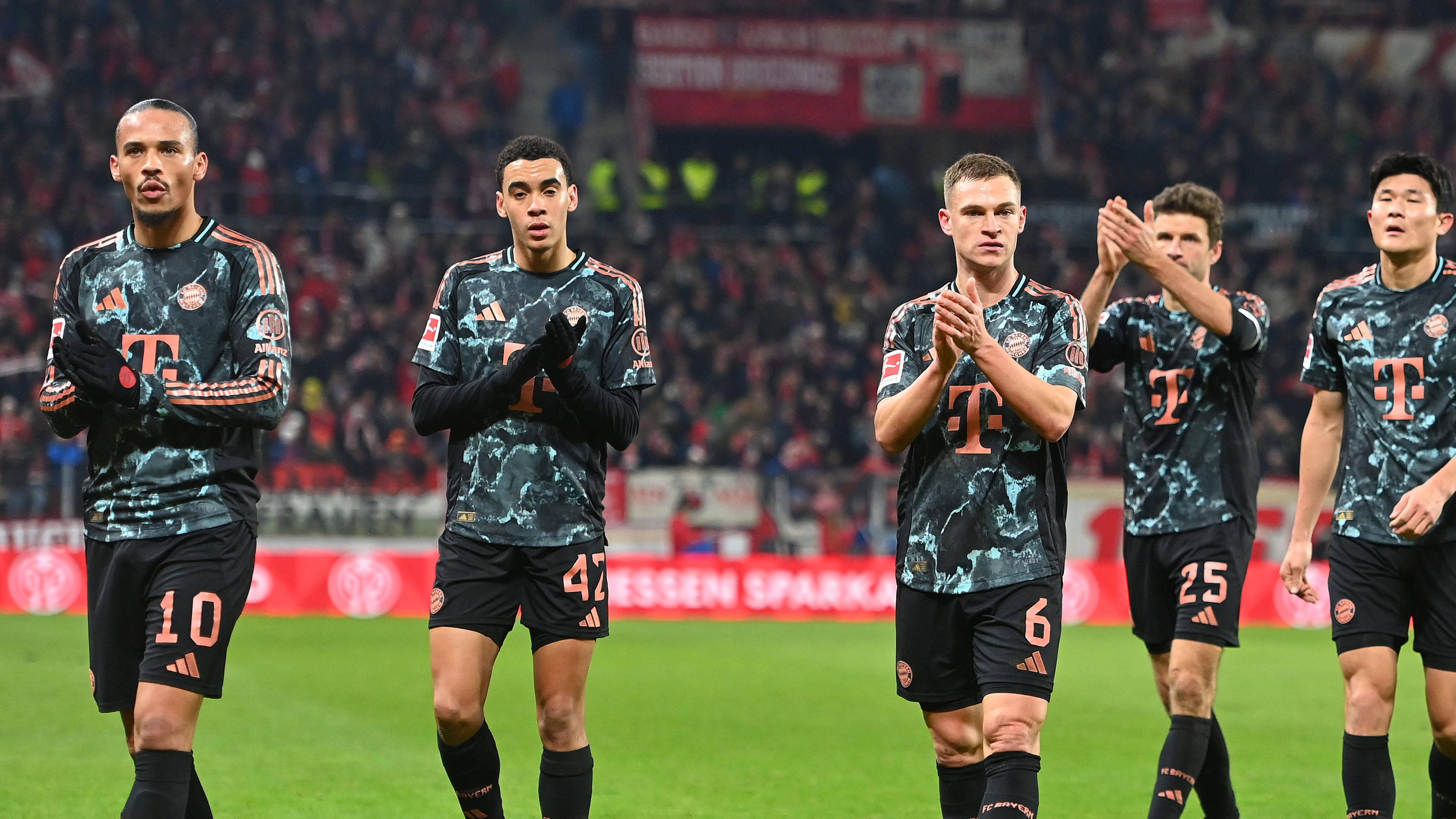 Leroy Sane, Jamal Musiala, Joshua Kimmich und Thomas Müller (von links) klatschen den Bayern-Fans zu nach der 1:2-Niederlage am 14.12.24 in Mainz.