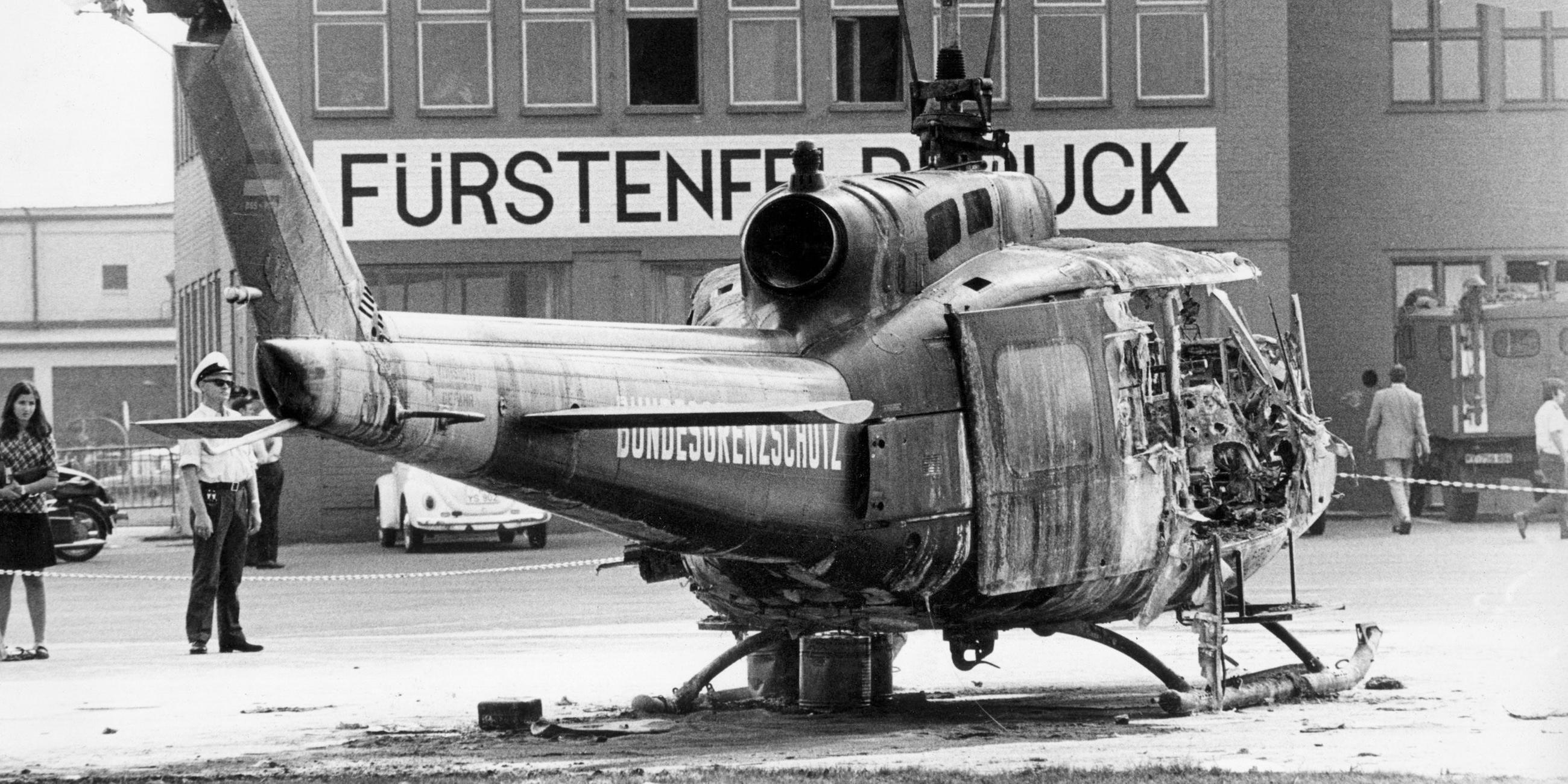 Auf dem Militärflughafen Fürstenfeldbruck steht am 06.09.1972 das Wrack eines Hubschraubers vom Bundesgrenzschutz.